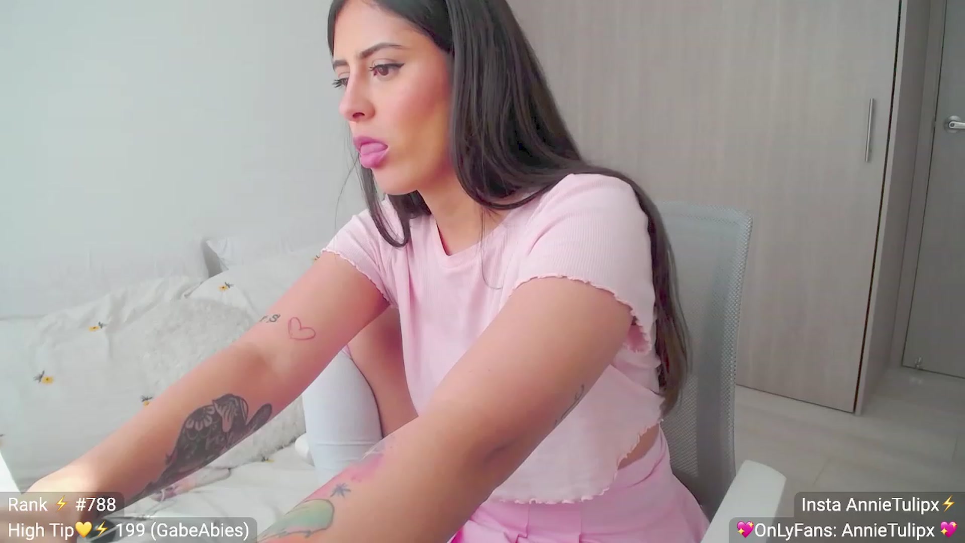 Gallery image thumbnail from Insanna's myfreecams stream on, 06/03/2023, 17:32 image 7 of 20