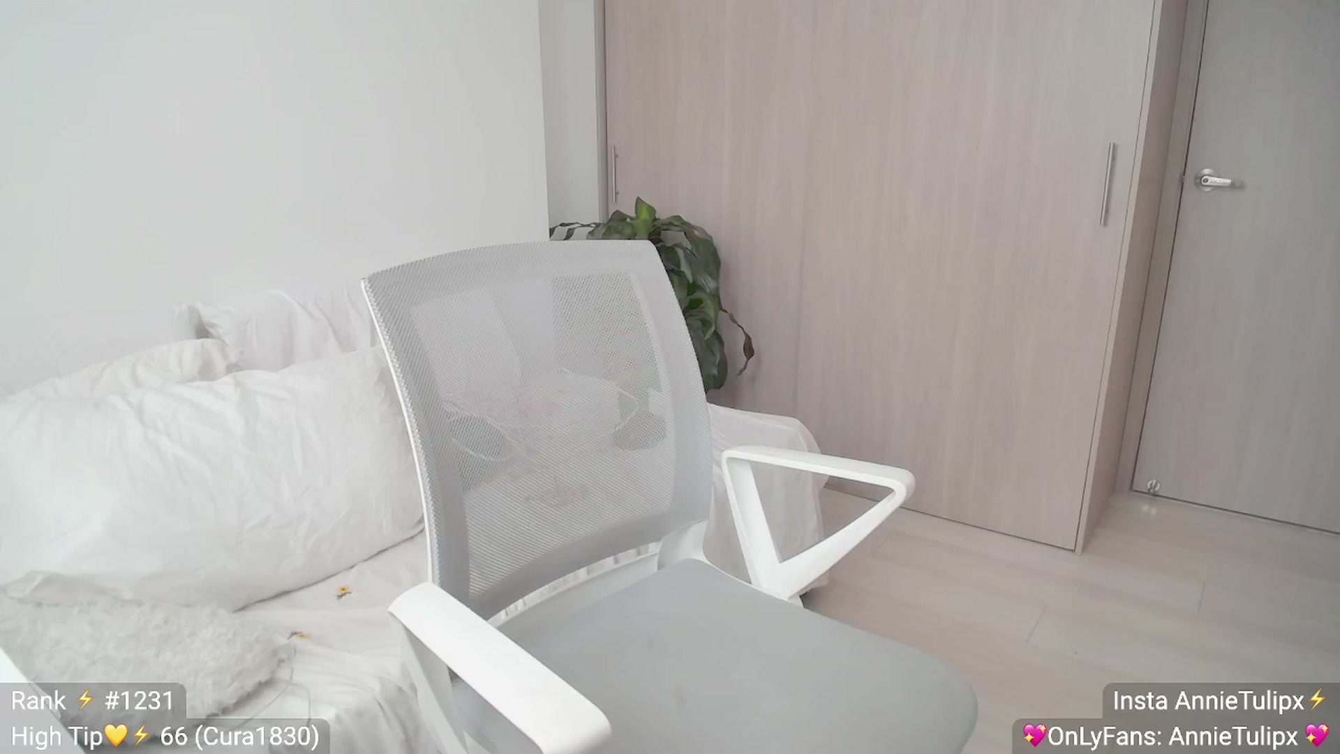 Gallery image thumbnail from Insanna's myfreecams stream on, 06/05/2023, 15:41 image 17 of 20