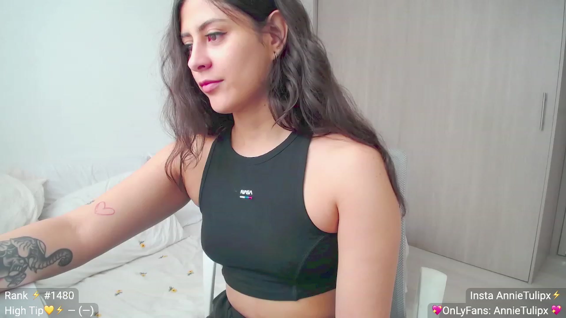 Gallery image thumbnail from Insanna's myfreecams stream on, 06/06/2023, 14:02 image 3 of 20