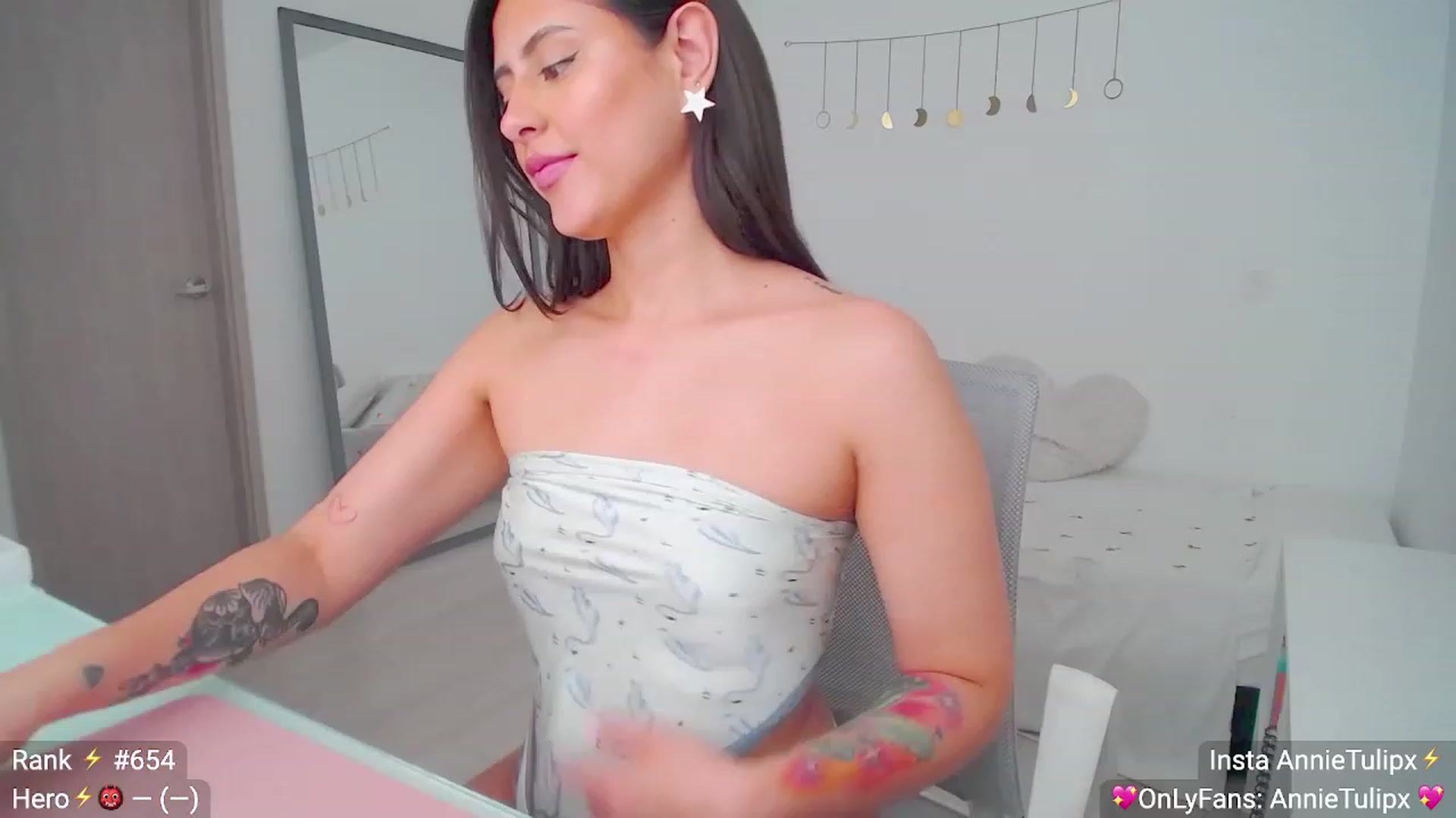 Gallery image thumbnail from Insanna's myfreecams stream on, 06/21/2023, 17:33 image 4 of 20