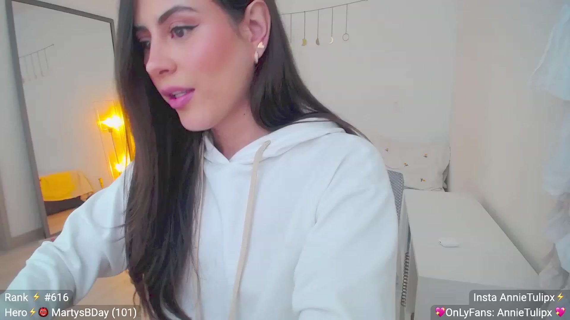 Gallery image thumbnail from Insanna's myfreecams stream on, 06/26/2023, 14:46 image 14 of 20