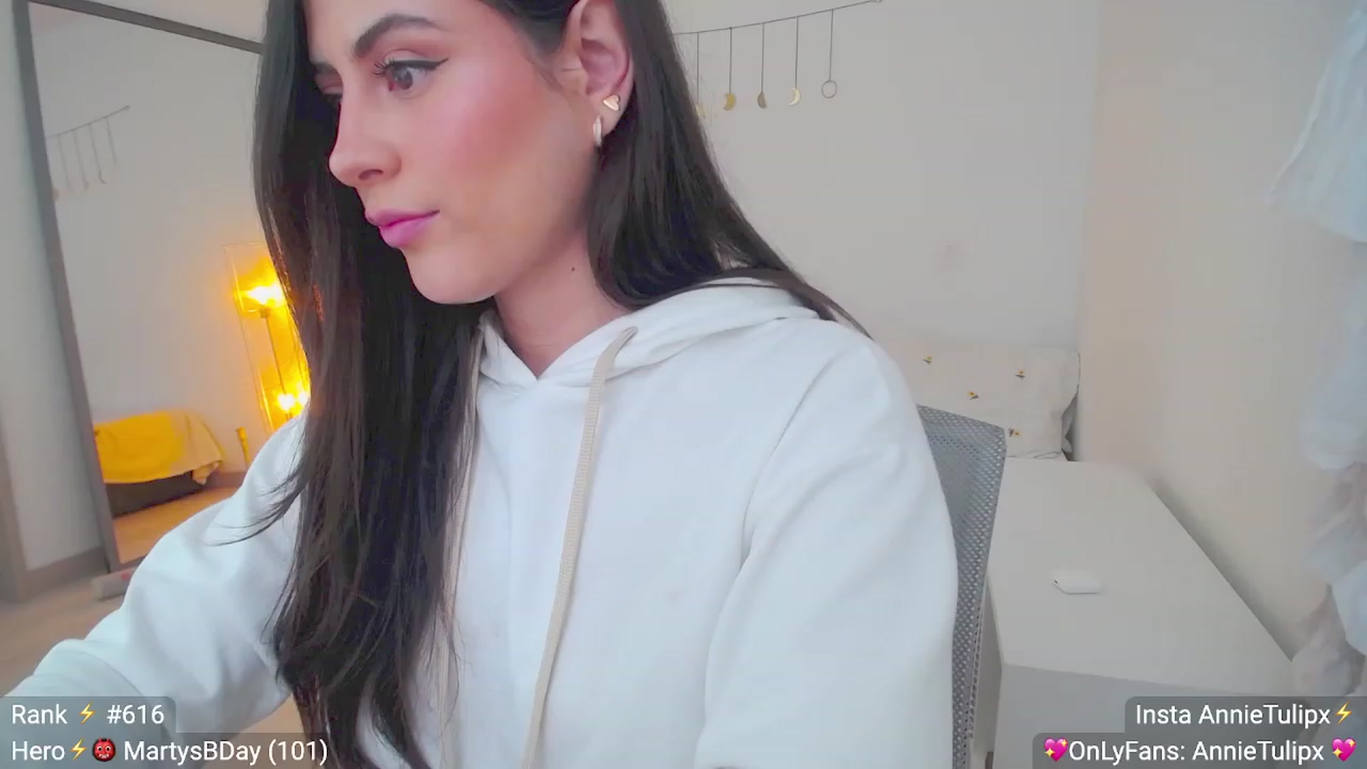 Gallery image thumbnail from Insanna's myfreecams stream on, 06/26/2023, 14:46 image 15 of 20