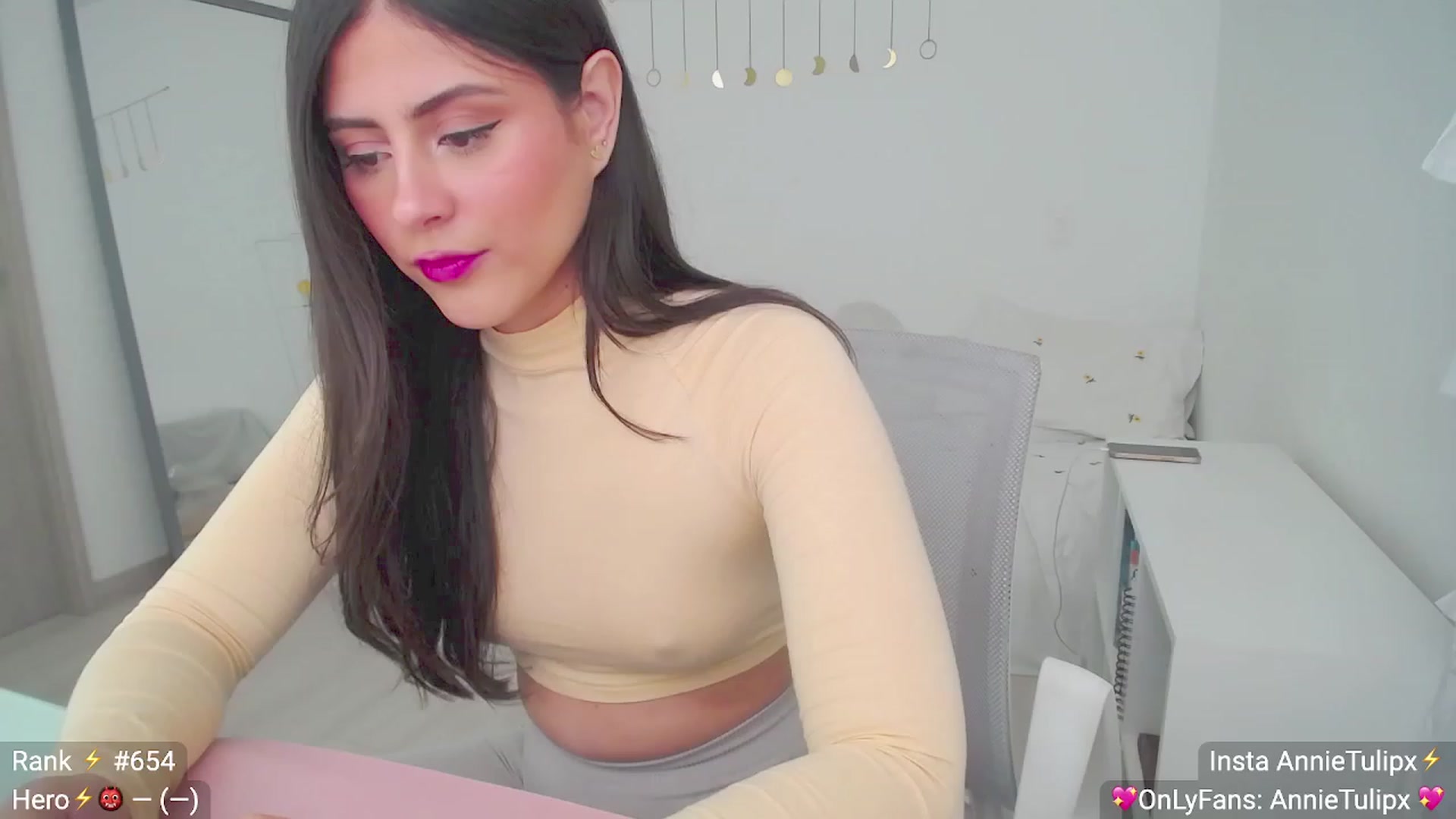 Gallery image thumbnail from Insanna's myfreecams stream on, 06/27/2023, 14:31 image 7 of 20