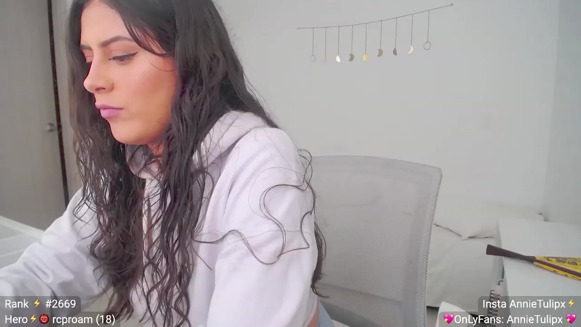 Gallery image thumbnail from Insanna's myfreecams stream on, 07/01/2023, 19:58 image 19 of 20