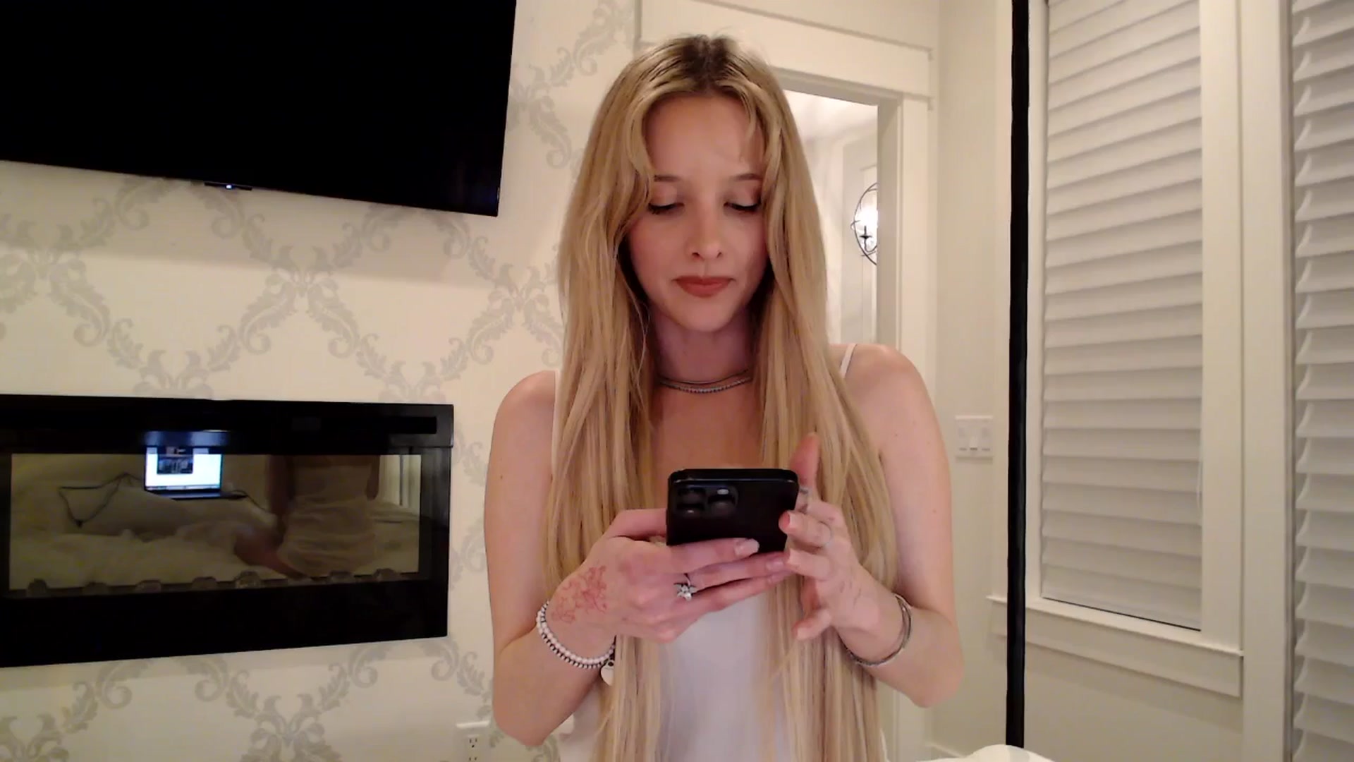 Gallery image thumbnail from Instagram's myfreecams stream on, 03/26/2026, 04:47 image 9 of 20