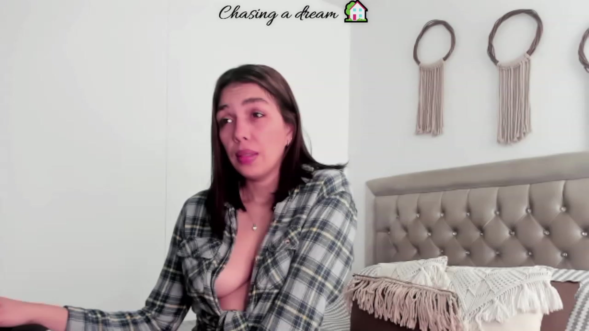 Gallery image thumbnail from Intrigue89's myfreecams stream on, 04/03/2023, 14:00 image 4 of 20