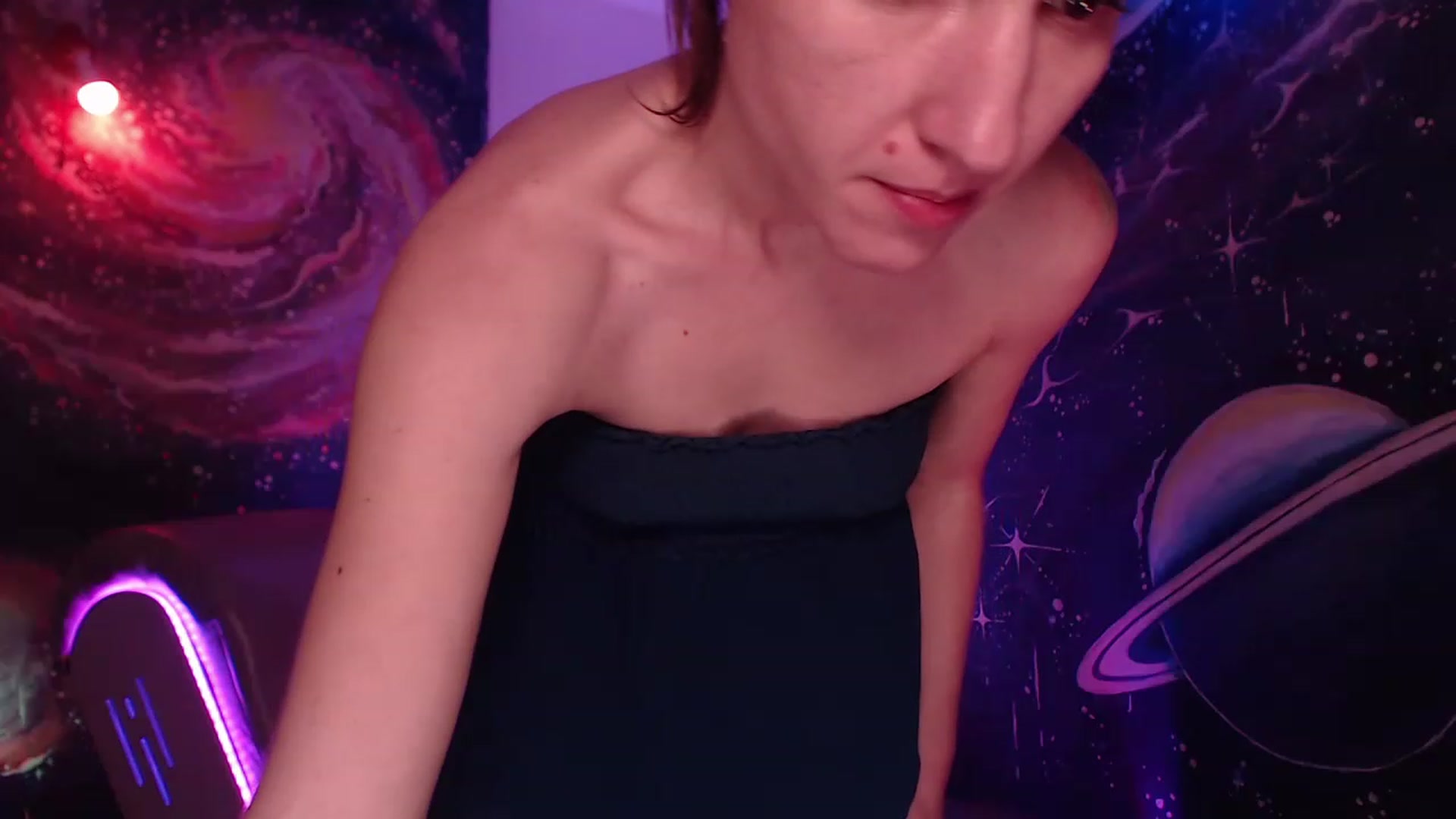 Gallery image thumbnail from IntruderRorry's myfreecams stream on, 12/16/2022, 13:27 image 5 of 20