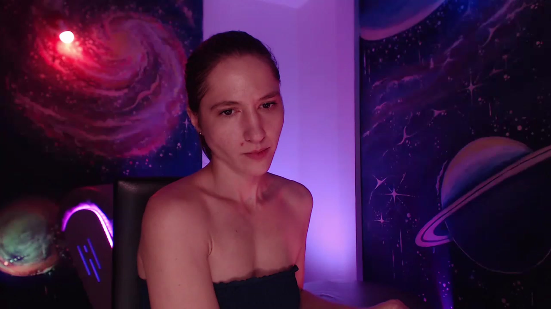 Gallery image thumbnail from IntruderRorry's myfreecams stream on, 12/16/2022, 15:13 image 5 of 20