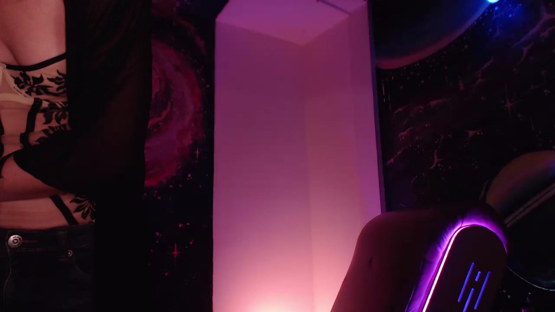 Gallery image thumbnail from IntruderRorry's myfreecams stream on, 10/14/2024, 09:58 image 6 of 20