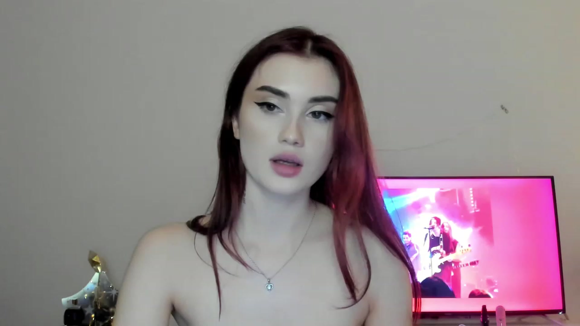 Gallery image thumbnail from IsaPeach's myfreecams stream on, 11/23/2022, 24:12 image 6 of 20