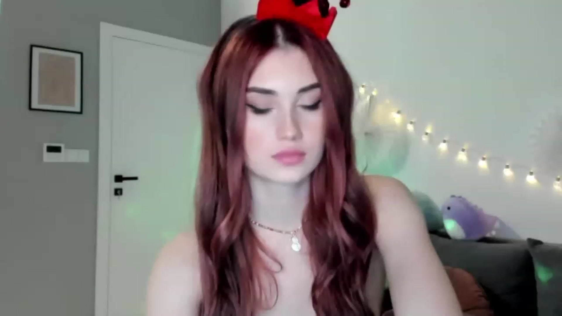 Gallery image thumbnail from IsaPeach's myfreecams stream on, 12/02/2022, 01:00 image 15 of 20