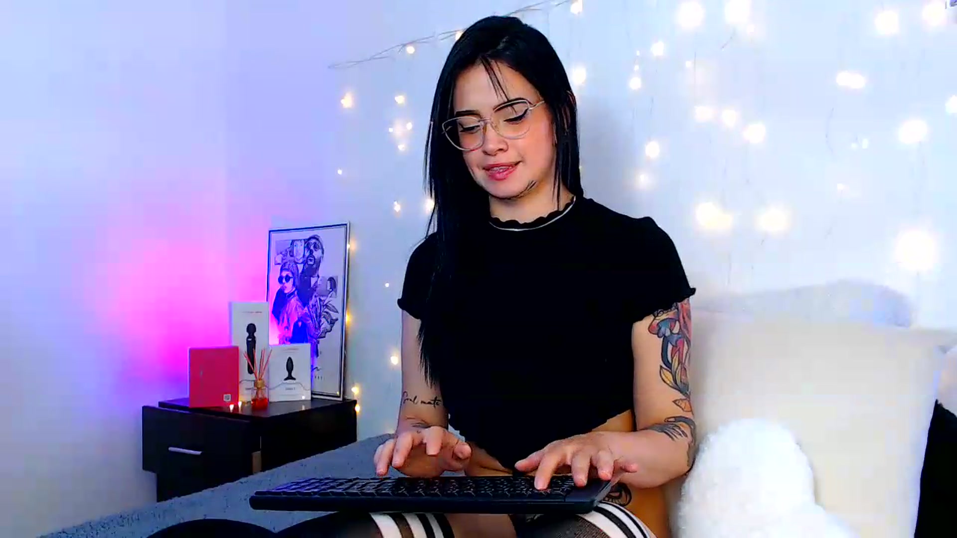 Gallery image thumbnail from Isa_Maiden's myfreecams stream on, 07/08/2026, 20:28 image 6 of 20