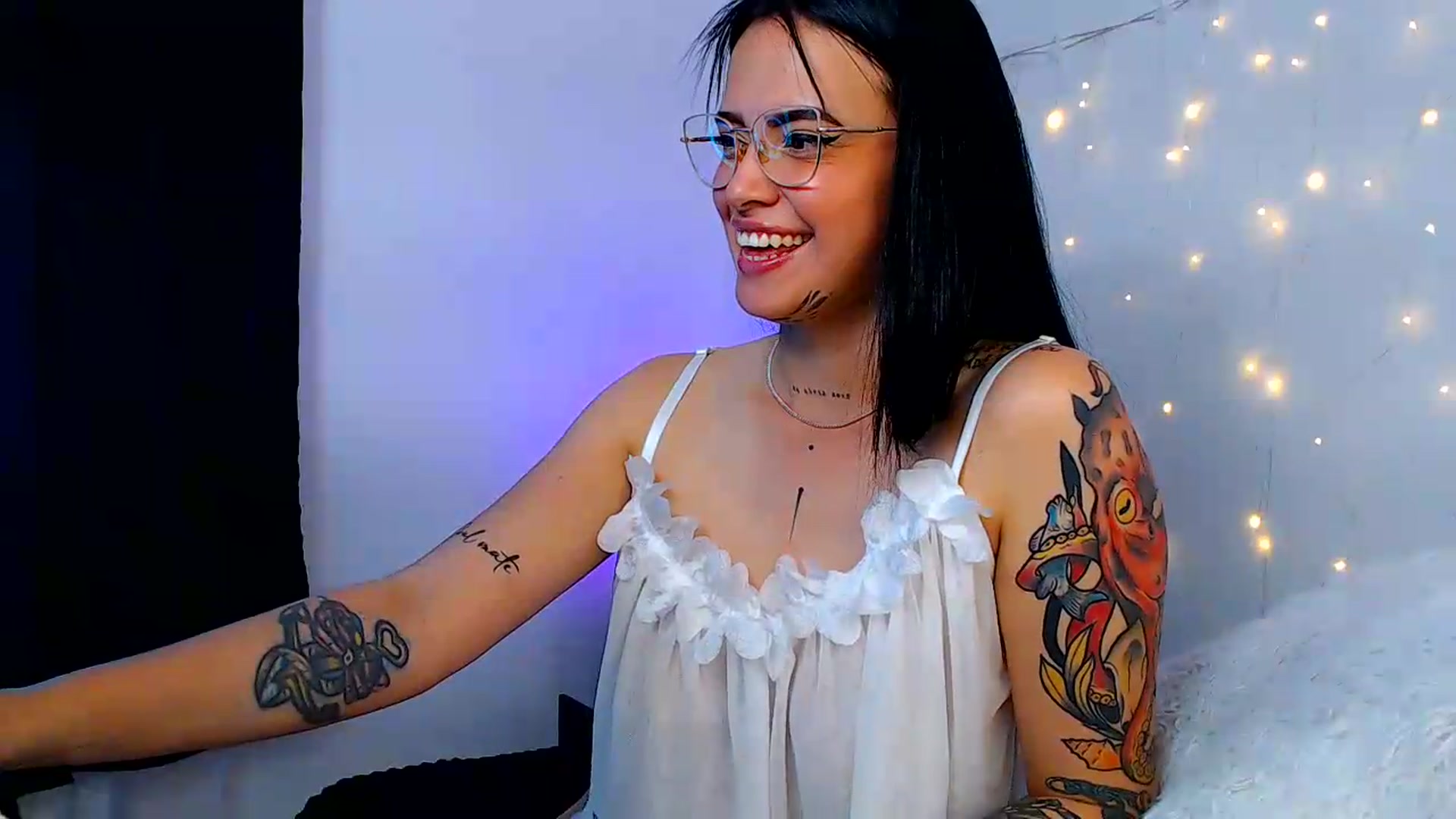 Gallery image thumbnail from Isa_Maiden's myfreecams stream on, 07/16/2026, 23:03 image 4 of 20