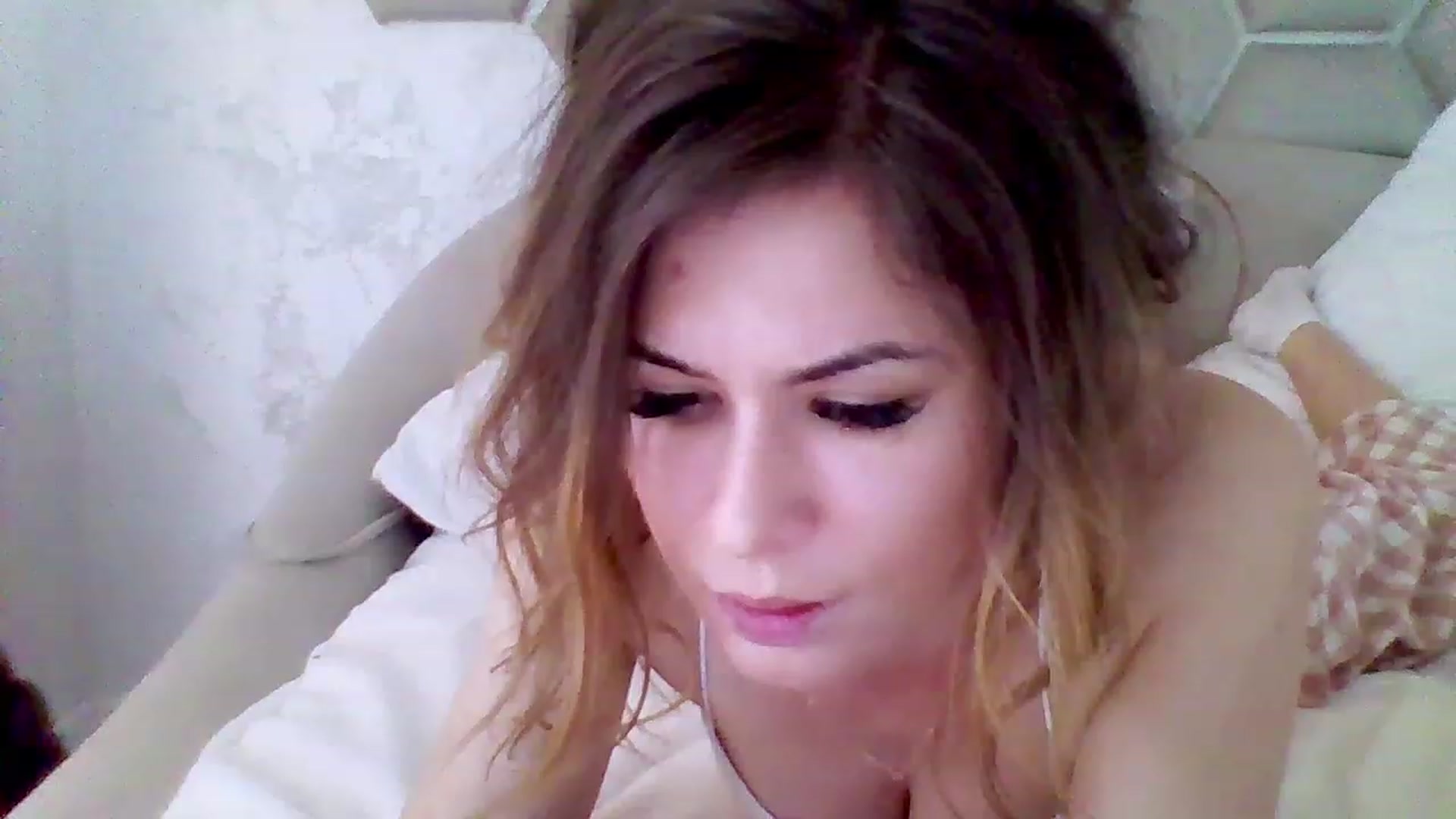 Gallery image thumbnail from Isa__'s myfreecams stream on, 05/24/2023, 07:56 image 4 of 20