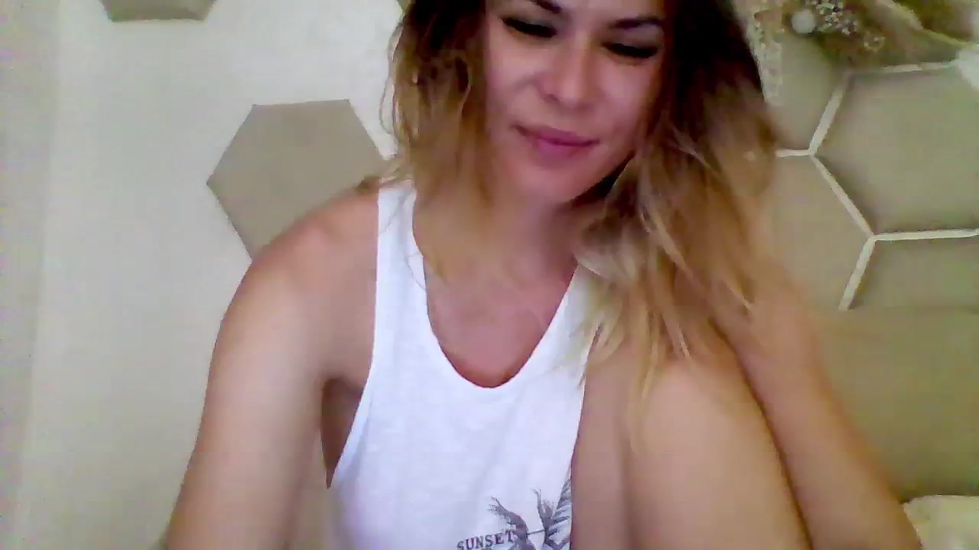 Gallery image thumbnail from Isa__'s myfreecams stream on, 08/14/2023, 23:19 image 4 of 20