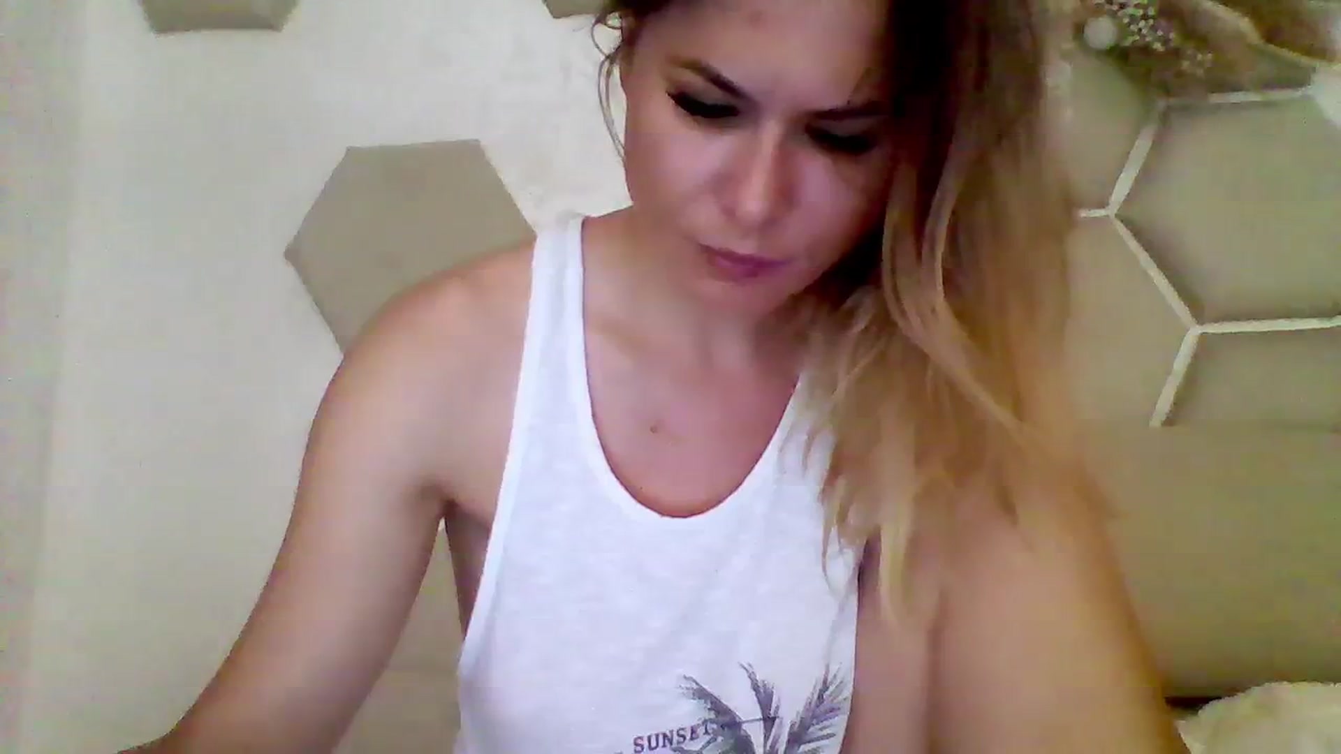 Gallery image thumbnail from Isa__'s myfreecams stream on, 08/14/2023, 23:19 image 3 of 20