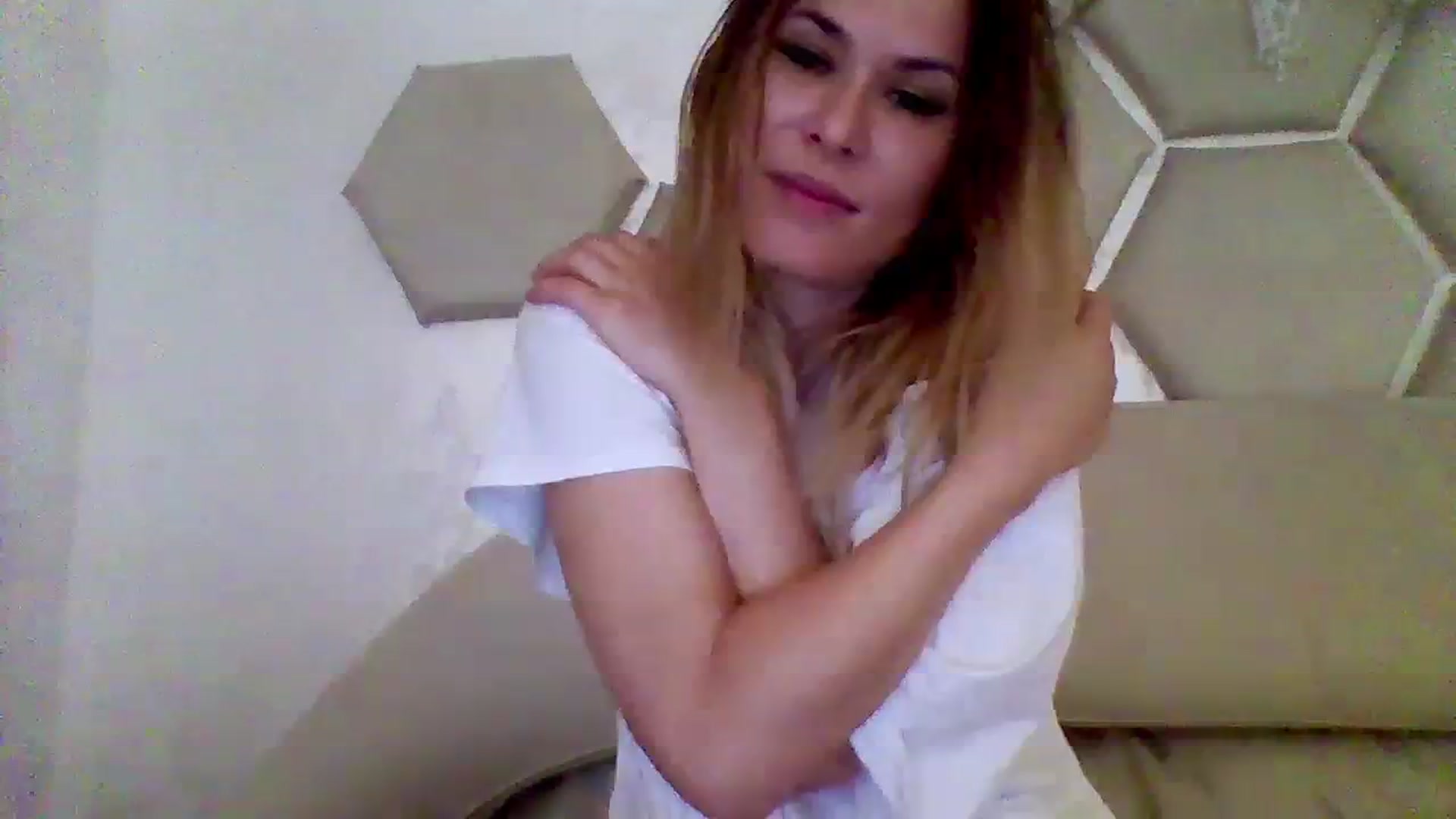 Gallery image thumbnail from Isa__'s myfreecams stream on, 08/26/2023, 23:27 image 1 of 20