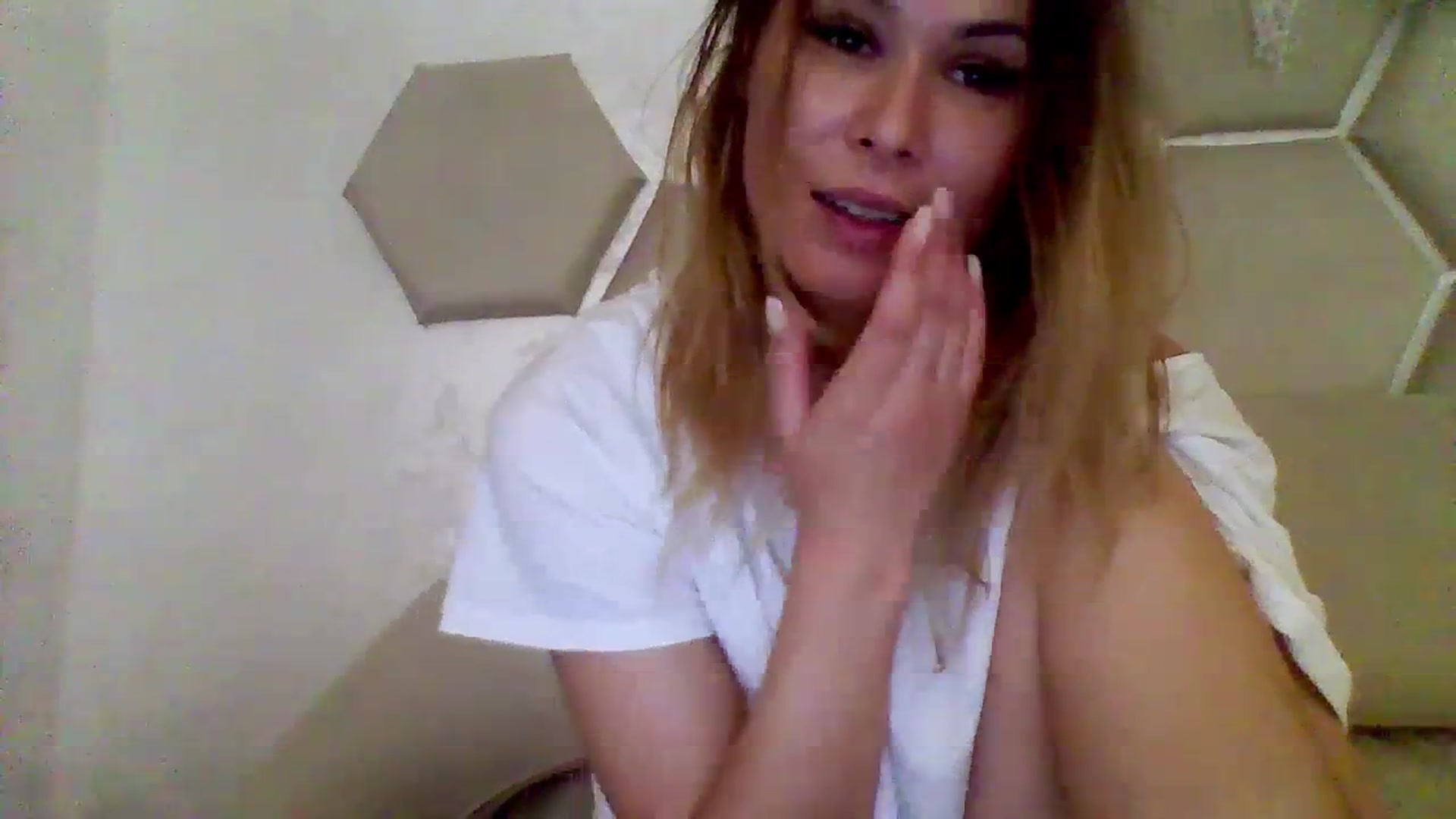 Gallery image thumbnail from Isa__'s myfreecams stream on, 08/26/2023, 23:27 image 7 of 20