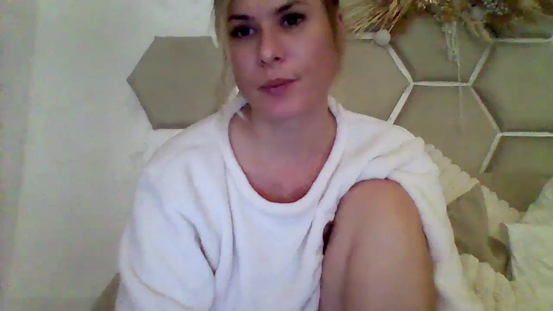 Gallery image thumbnail from Isa__'s myfreecams stream on, 10/22/2023, 21:41 image 12 of 20
