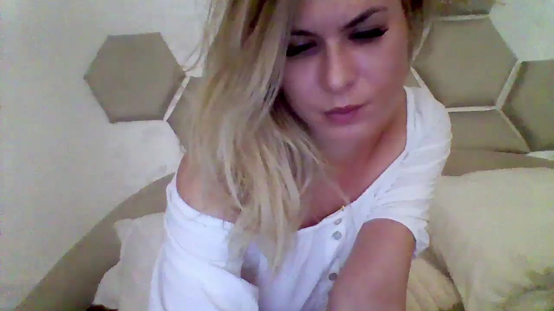 Gallery image thumbnail from Isa__'s myfreecams stream on, 10/28/2023, 22:25 image 8 of 20