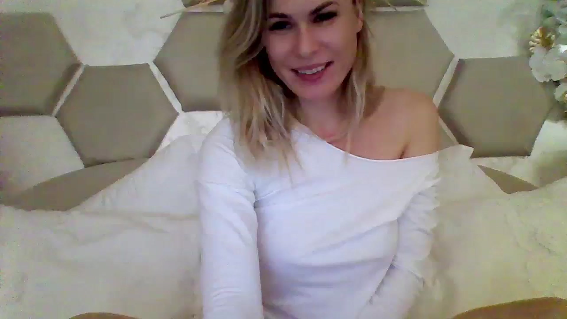 Gallery image thumbnail from Isa__'s myfreecams stream on, 11/24/2023, 20:47 image 11 of 20