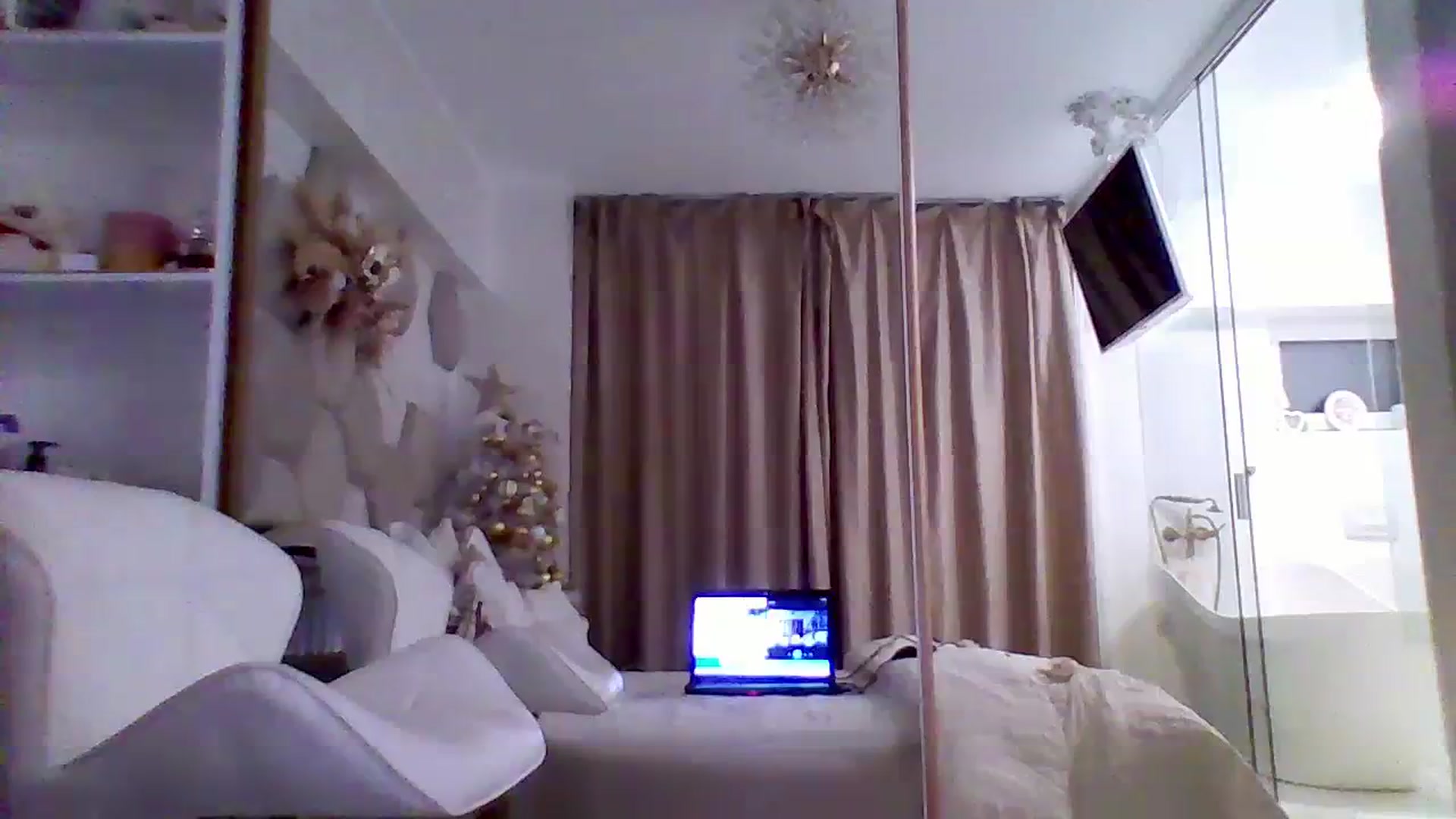Gallery image thumbnail from Isa__'s myfreecams stream on, 11/24/2023, 20:47 image 2 of 20