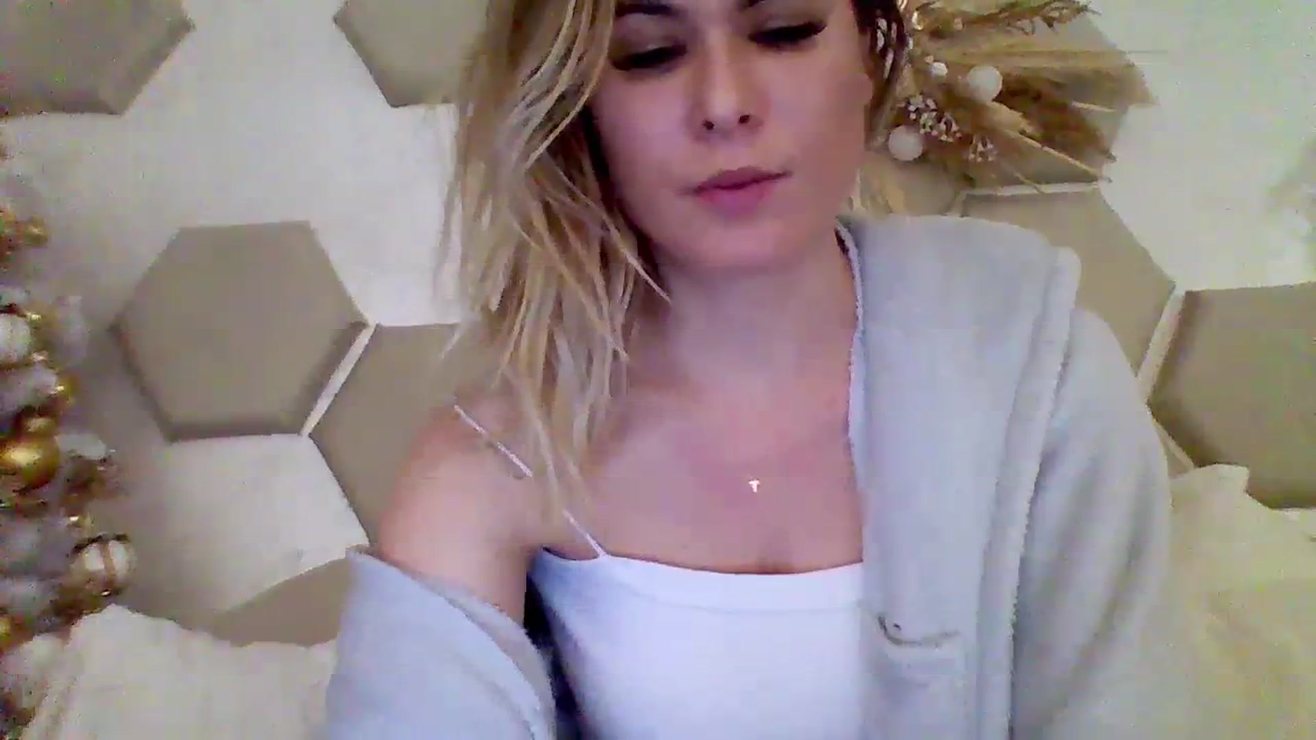 Gallery image thumbnail from Isa__'s myfreecams stream on, 11/26/2023, 01:03 image 7 of 20