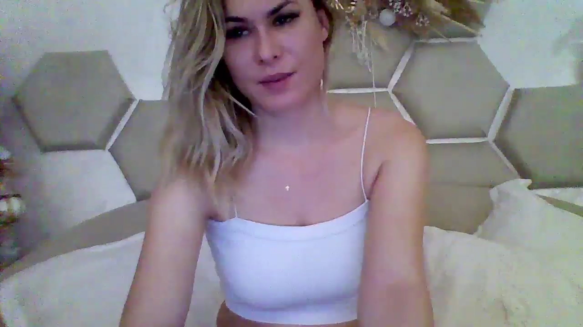 Gallery image thumbnail from Isa__'s myfreecams stream on, 11/26/2023, 03:35 image 16 of 20
