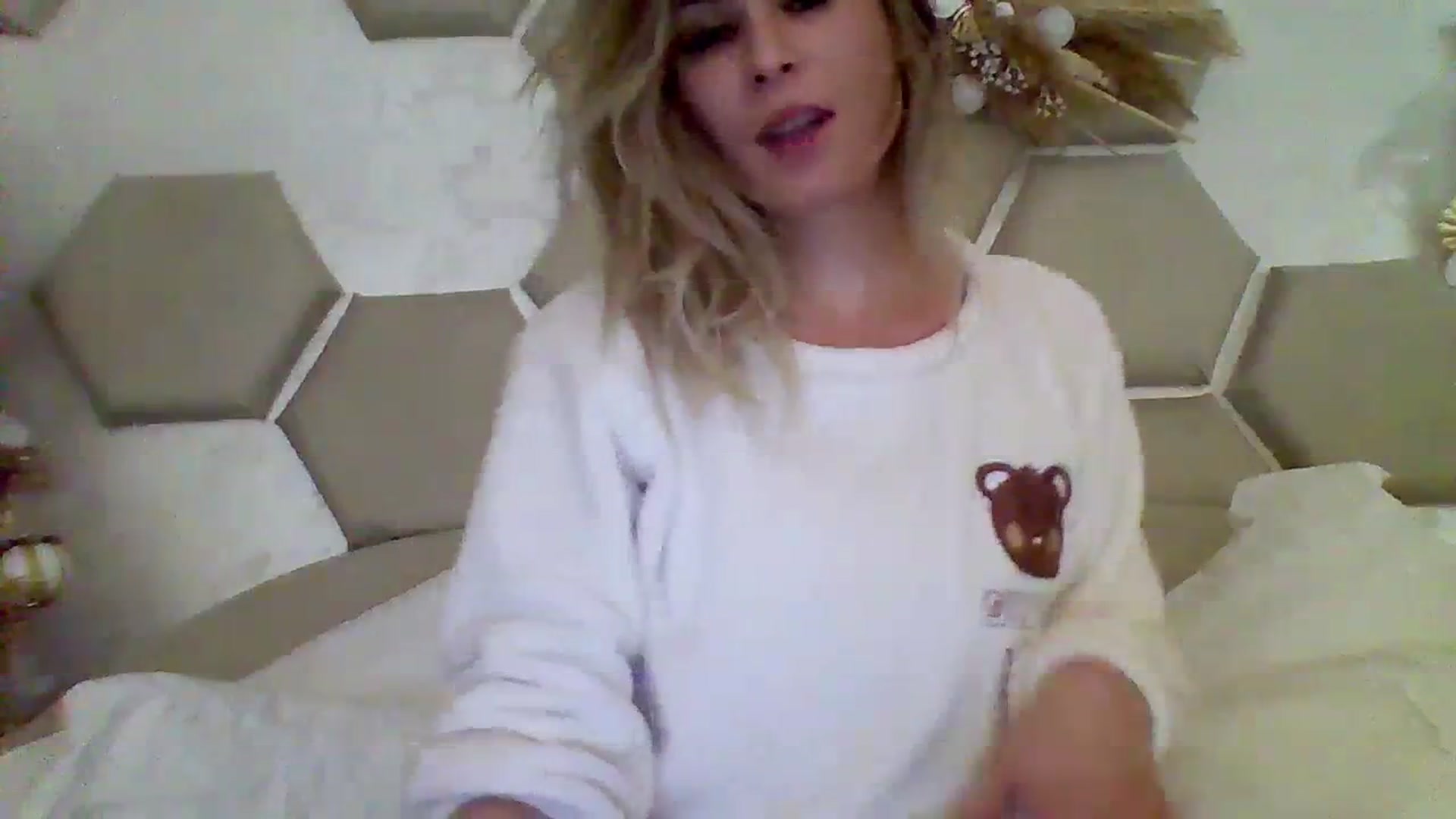 Gallery image thumbnail from Isa__'s myfreecams stream on, 12/03/2023, 22:35 image 2 of 20