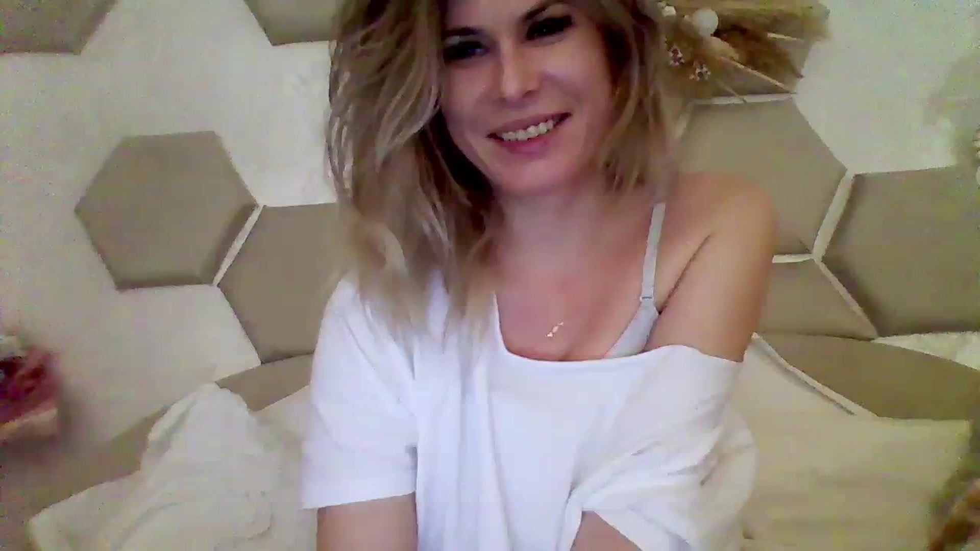 Gallery image thumbnail from Isa__'s myfreecams stream on, 01/27/2024, 22:20 image 4 of 20