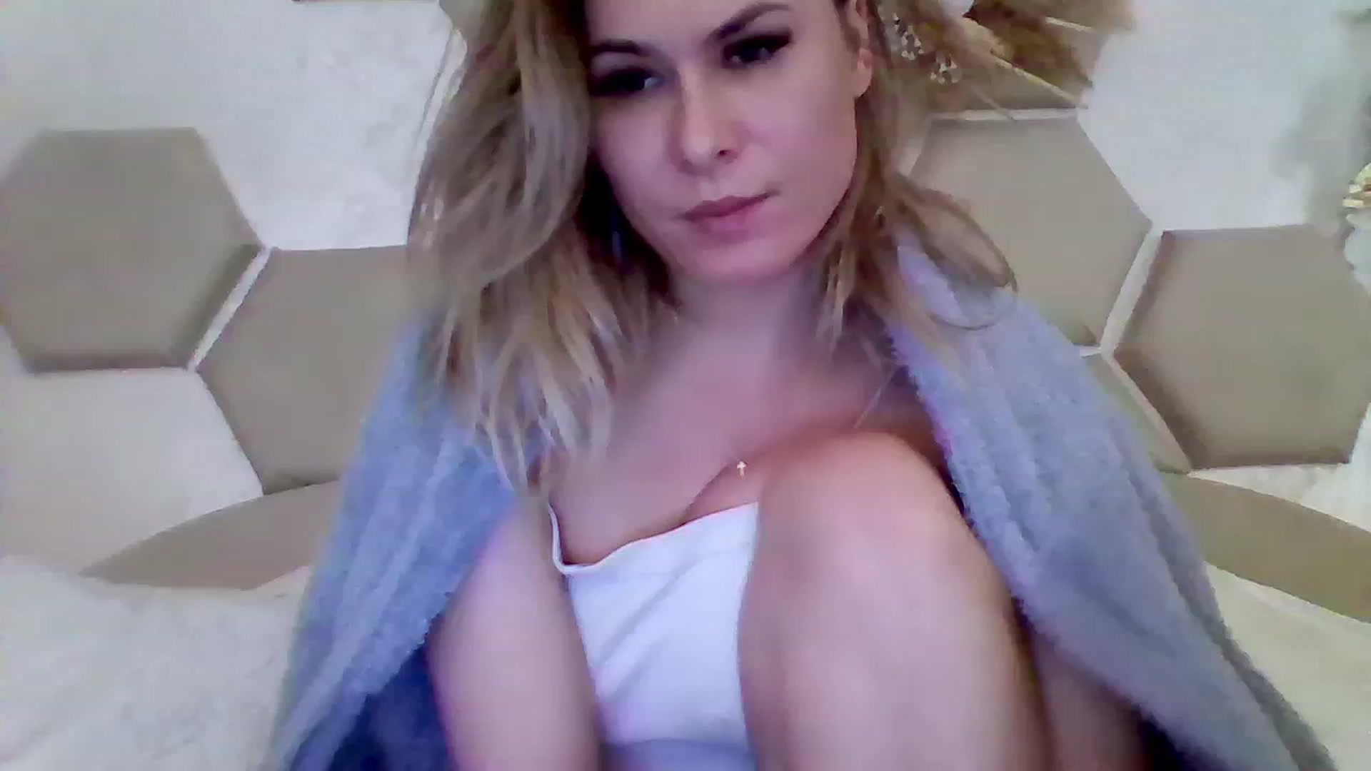 Gallery image thumbnail from Isa__'s myfreecams stream on, 03/16/2024, 23:03 image 1 of 20