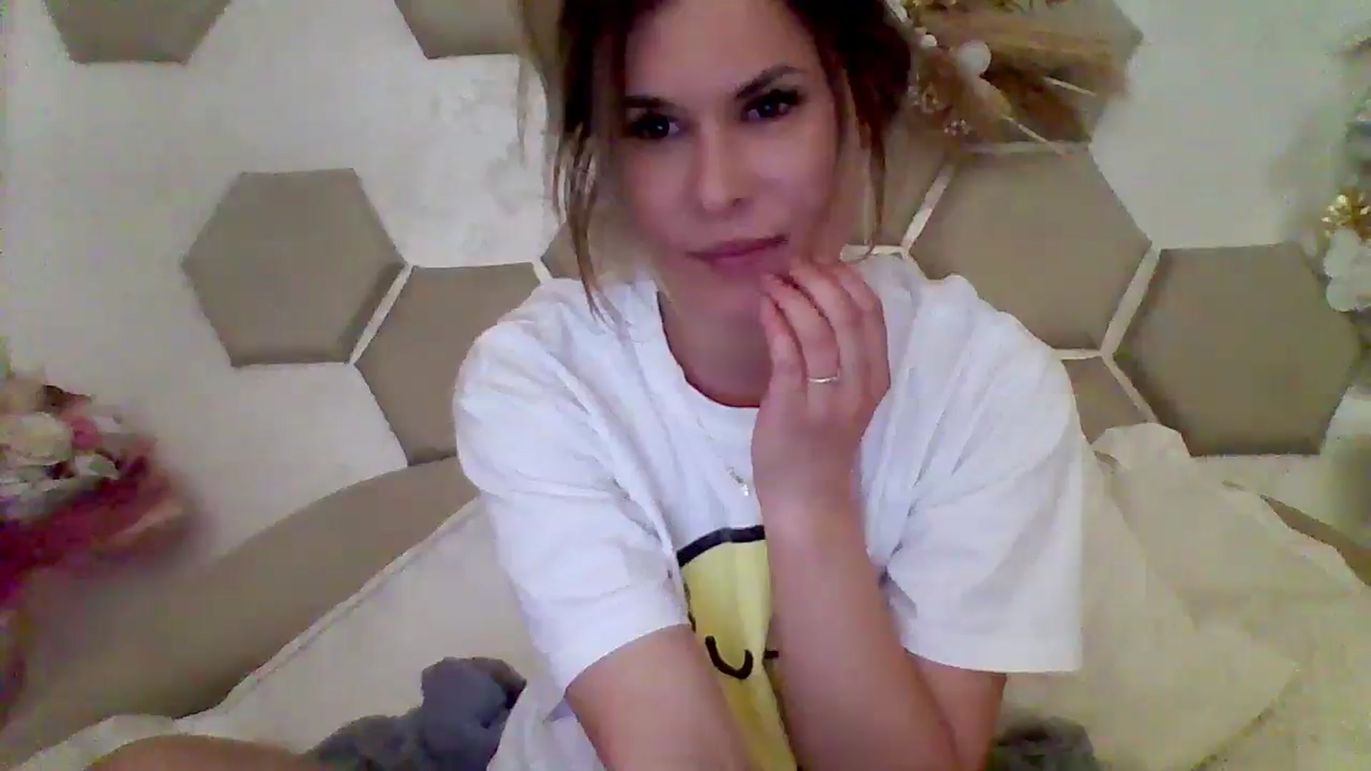 Gallery image thumbnail from Isa__'s myfreecams stream on, 05/19/2024, 21:13 image 12 of 20