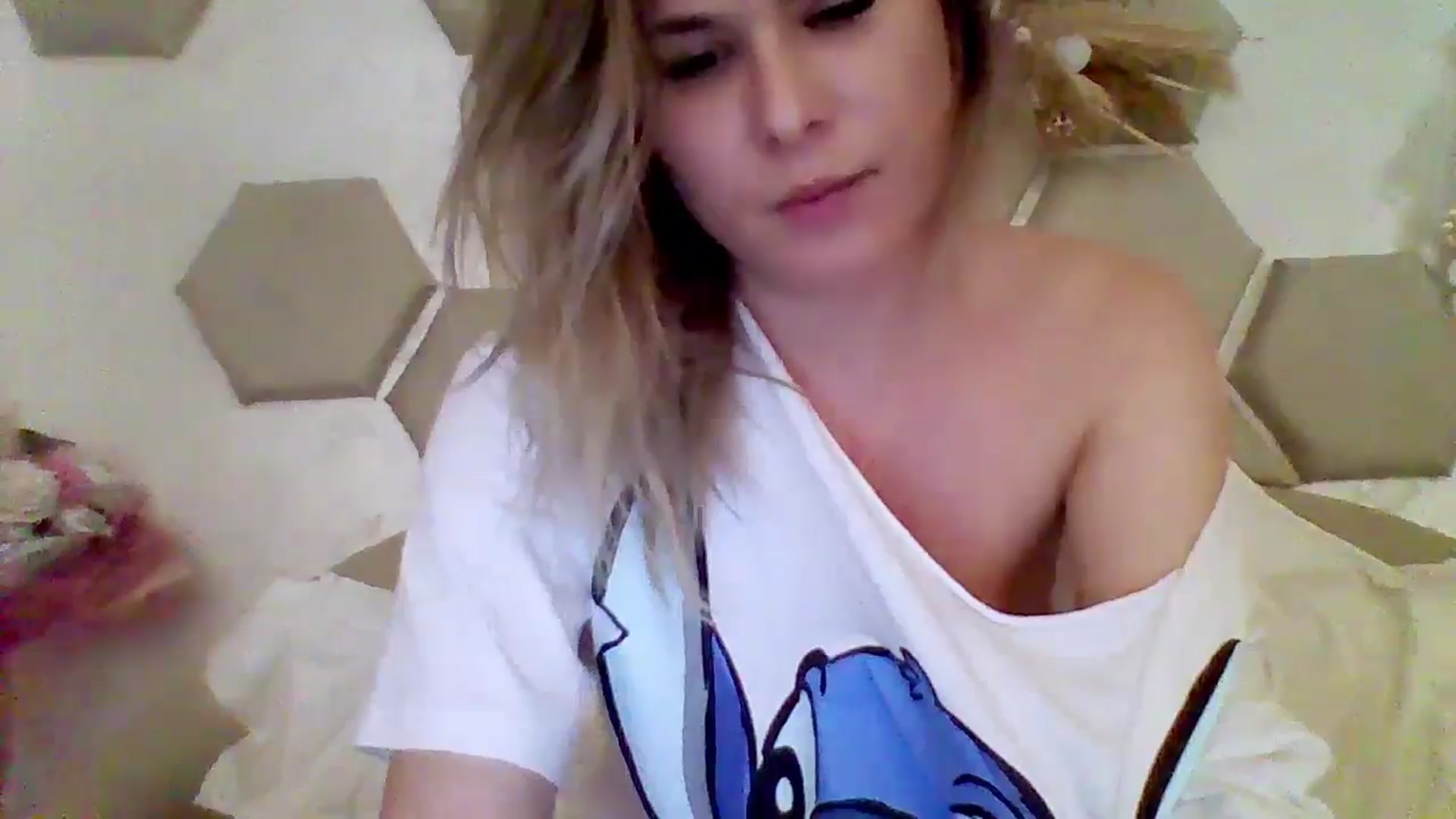 Gallery image thumbnail from Isa__'s myfreecams stream on, 05/25/2024, 22:52 image 4 of 20