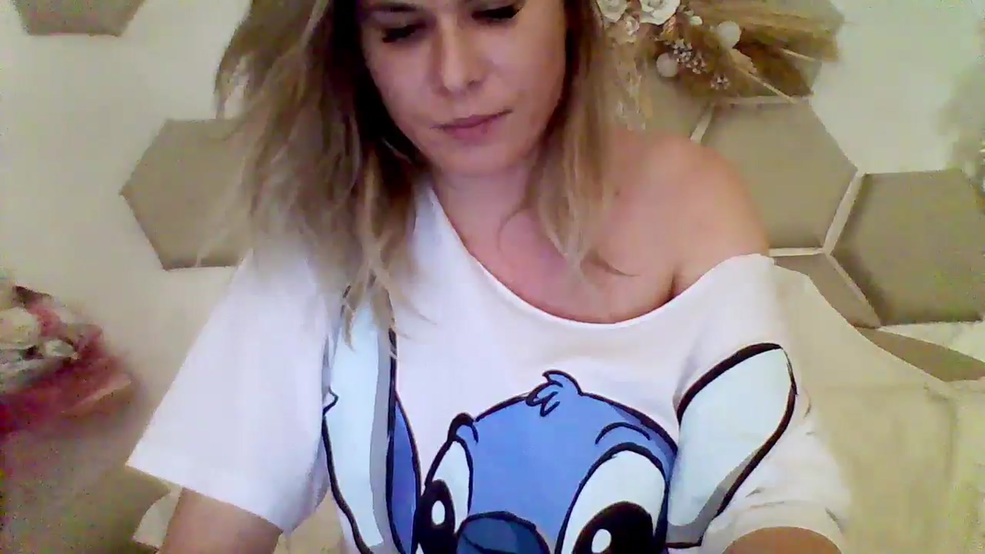 Gallery image thumbnail from Isa__'s myfreecams stream on, 05/25/2024, 22:52 image 3 of 20
