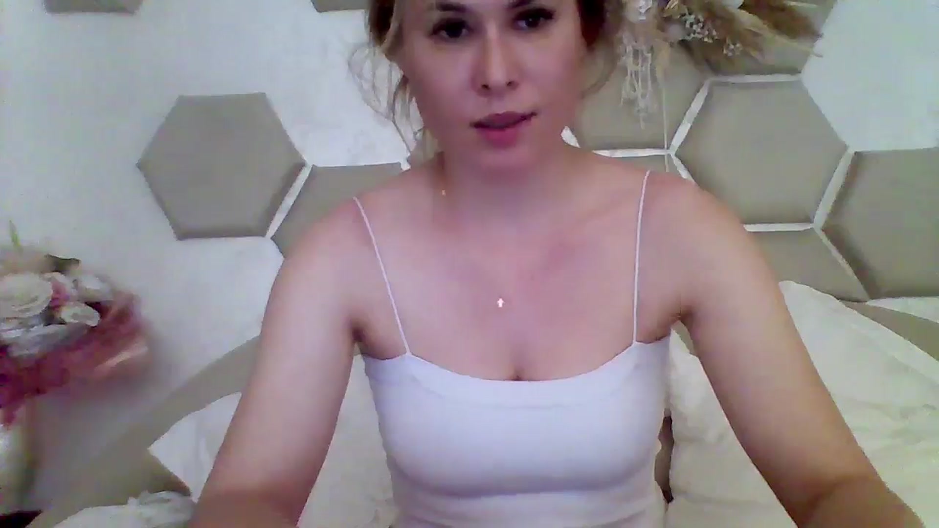 Gallery image thumbnail from Isa__'s myfreecams stream on, 06/15/2024, 18:32 image 16 of 20
