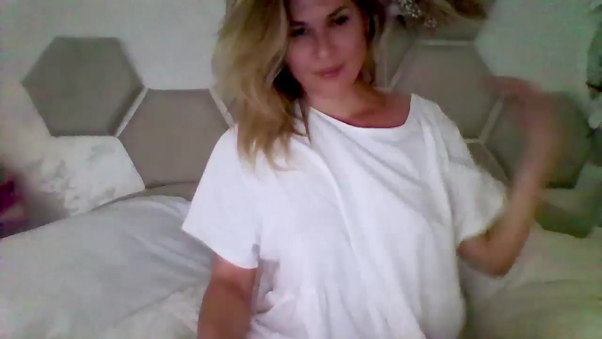 Gallery image thumbnail from Isa__'s myfreecams stream on, 06/26/2024, 17:31 image 10 of 20