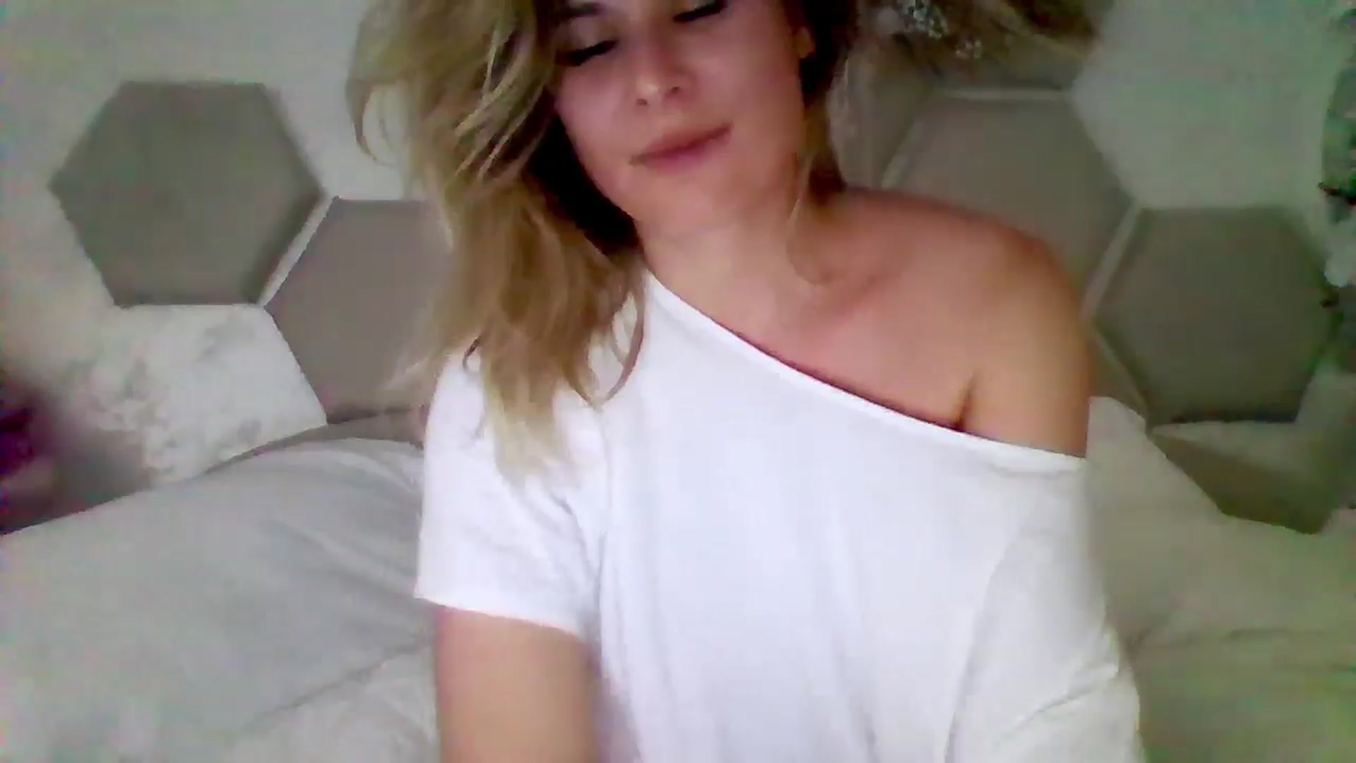 Gallery image thumbnail from Isa__'s myfreecams stream on, 06/26/2024, 17:31 image 11 of 20