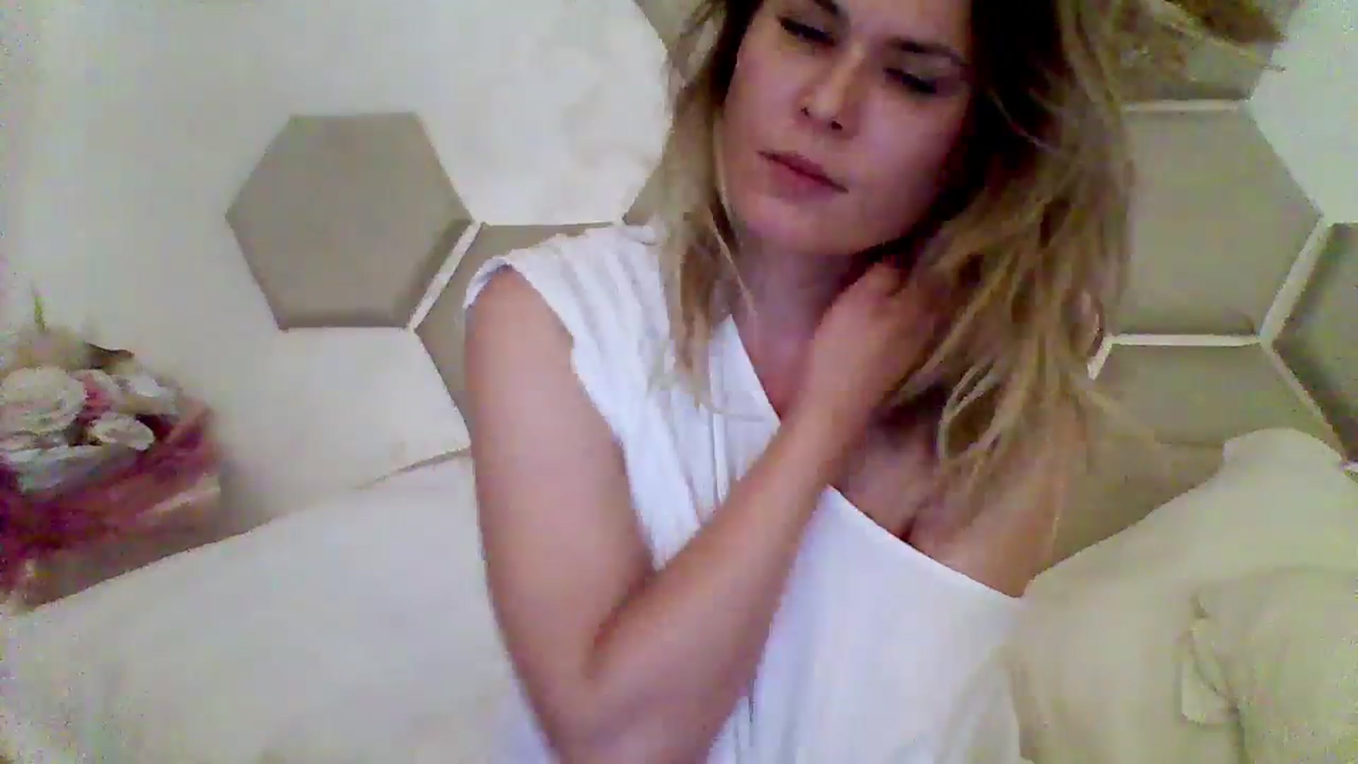 Gallery image thumbnail from Isa__'s myfreecams stream on, 06/26/2024, 21:11 image 20 of 20