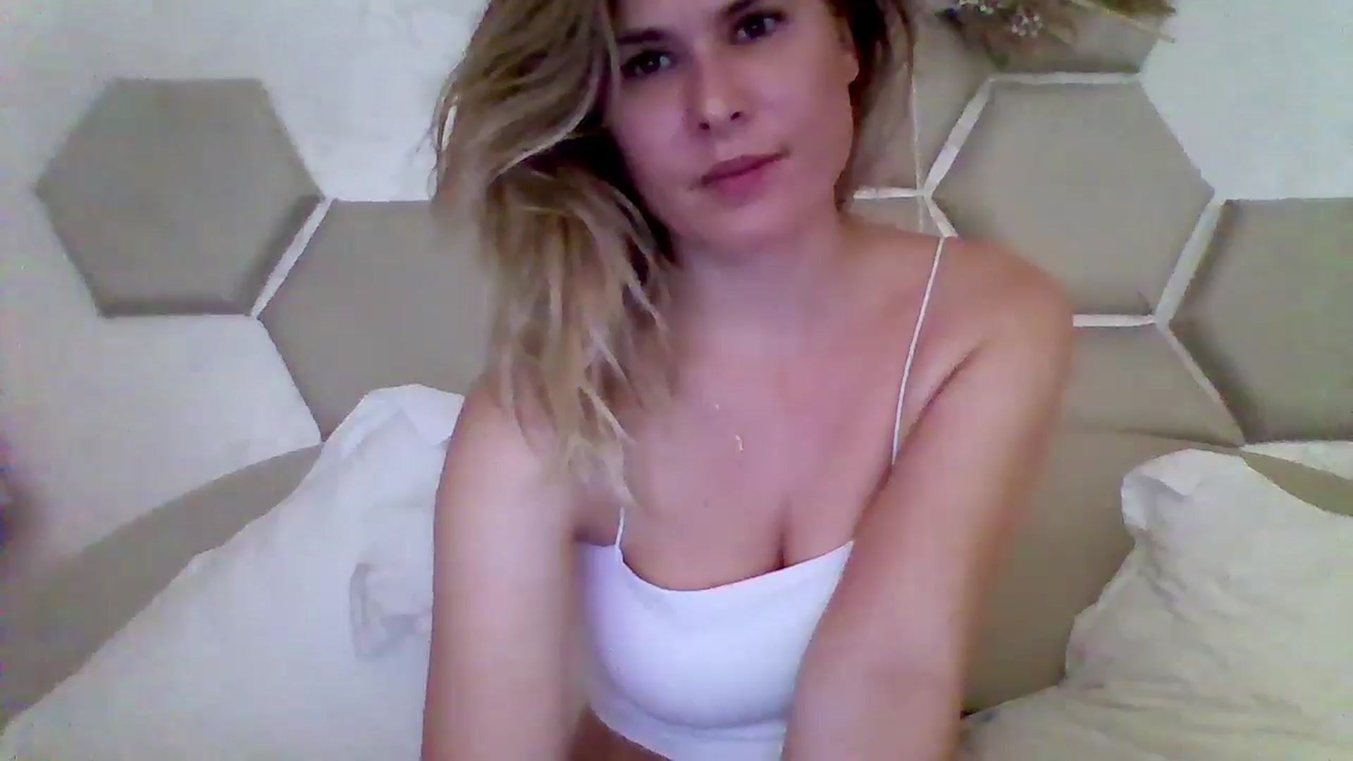 Gallery image thumbnail from Isa__'s myfreecams stream on, 07/06/2024, 20:51 image 19 of 20