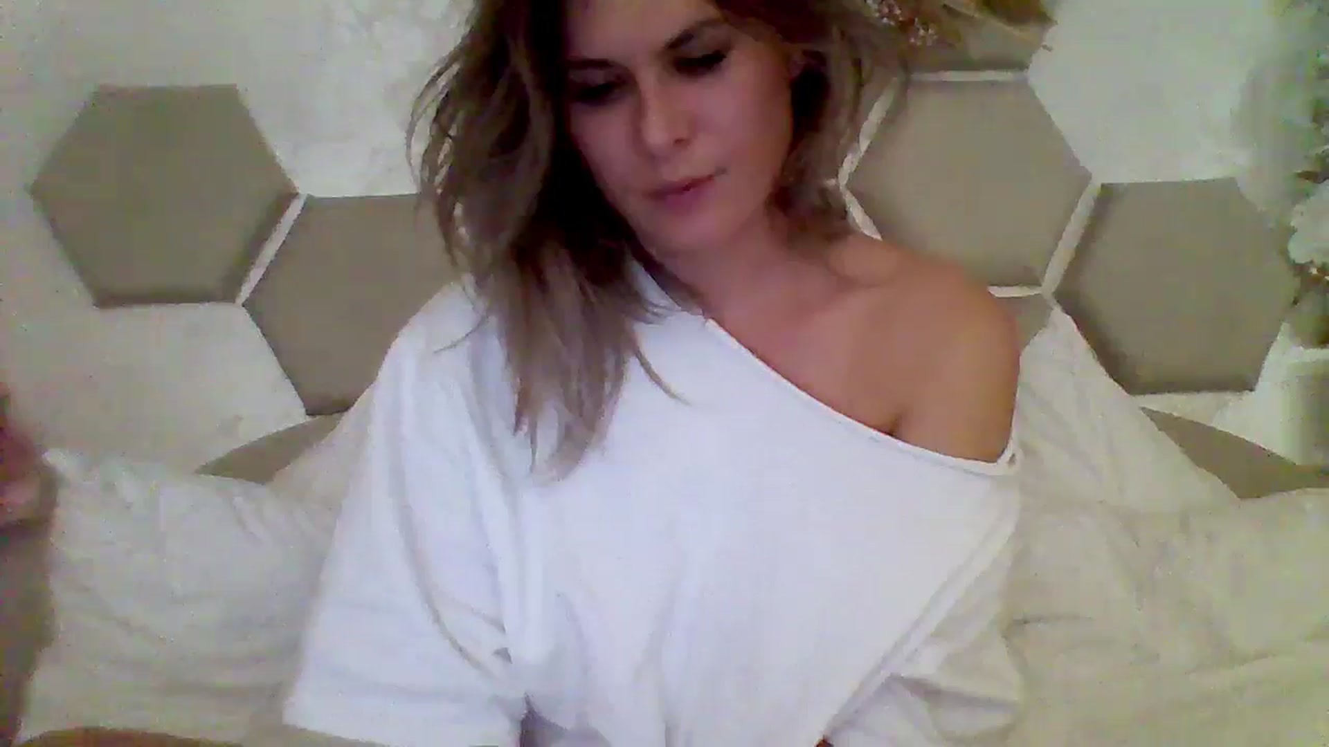 Gallery image thumbnail from Isa__'s myfreecams stream on, 09/15/2024, 19:46 image 17 of 20