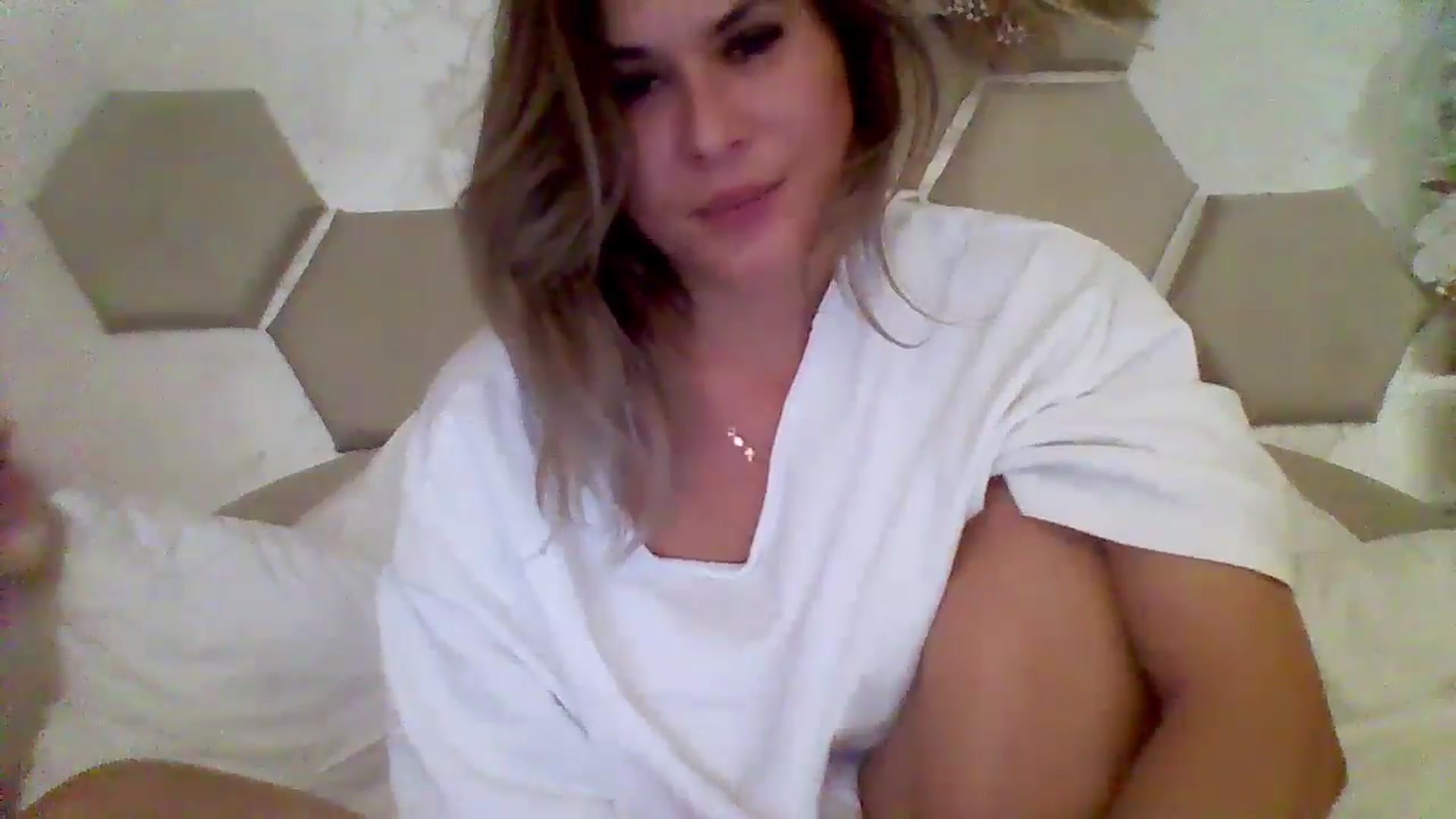 Gallery image thumbnail from Isa__'s myfreecams stream on, 09/15/2024, 19:46 image 12 of 20