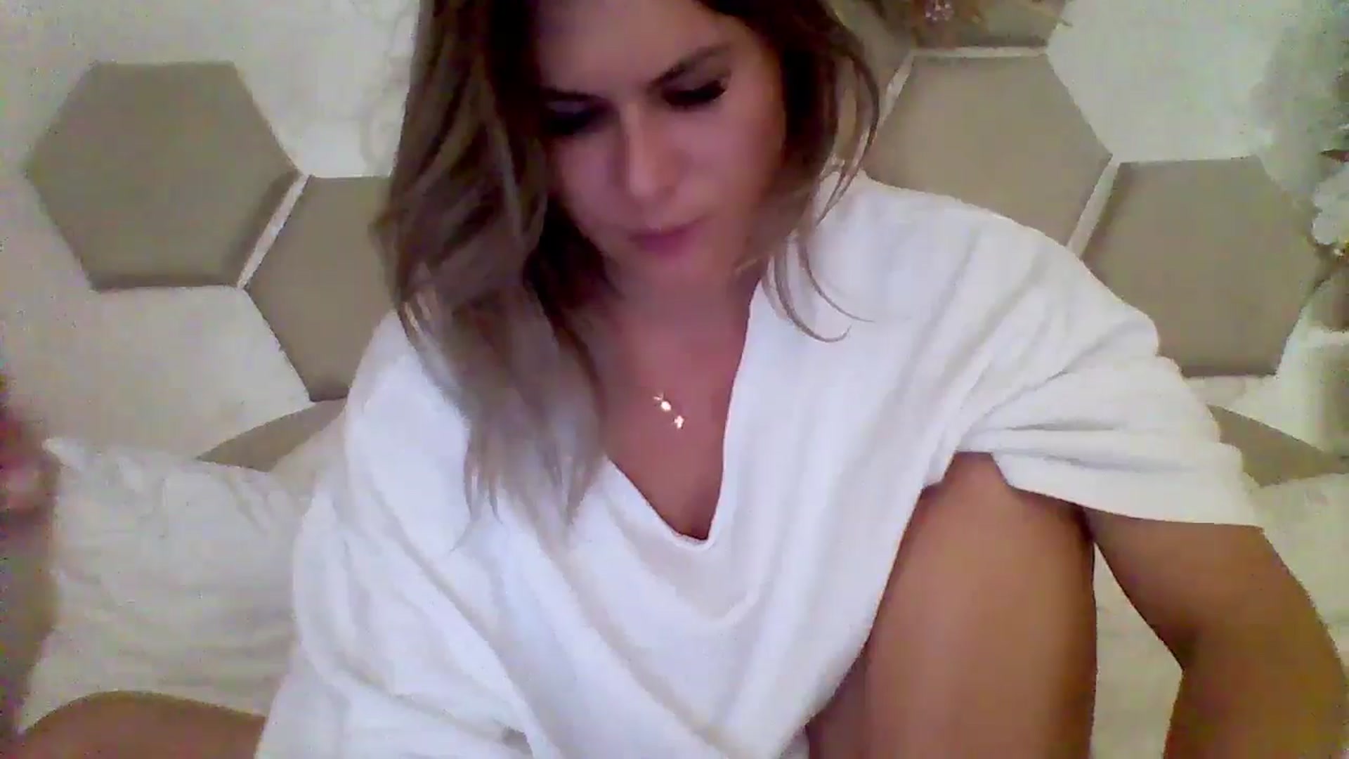 Gallery image thumbnail from Isa__'s myfreecams stream on, 09/15/2024, 19:46 image 10 of 20