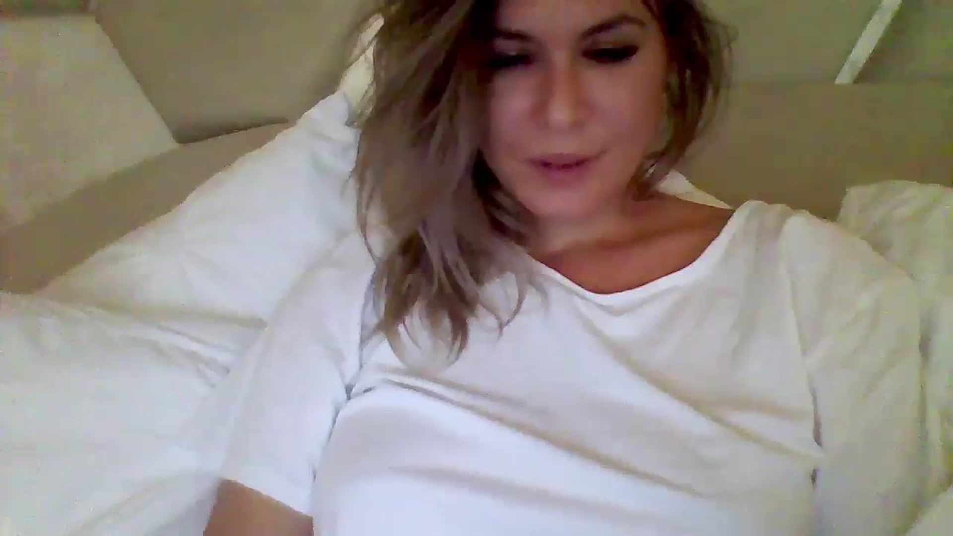 Gallery image thumbnail from Isa__'s myfreecams stream on, 09/18/2024, 03:18 image 16 of 20