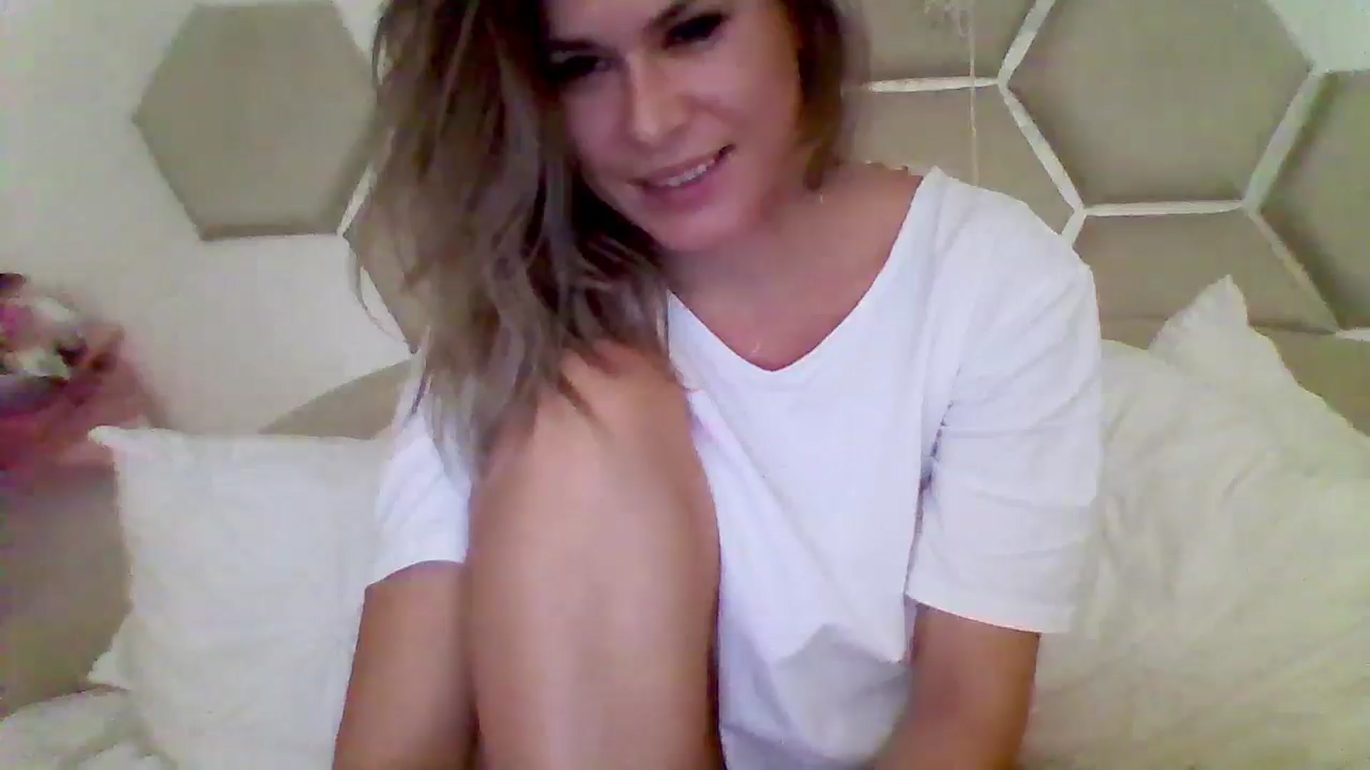Gallery image thumbnail from Isa__'s myfreecams stream on, 09/18/2024, 03:18 image 11 of 20