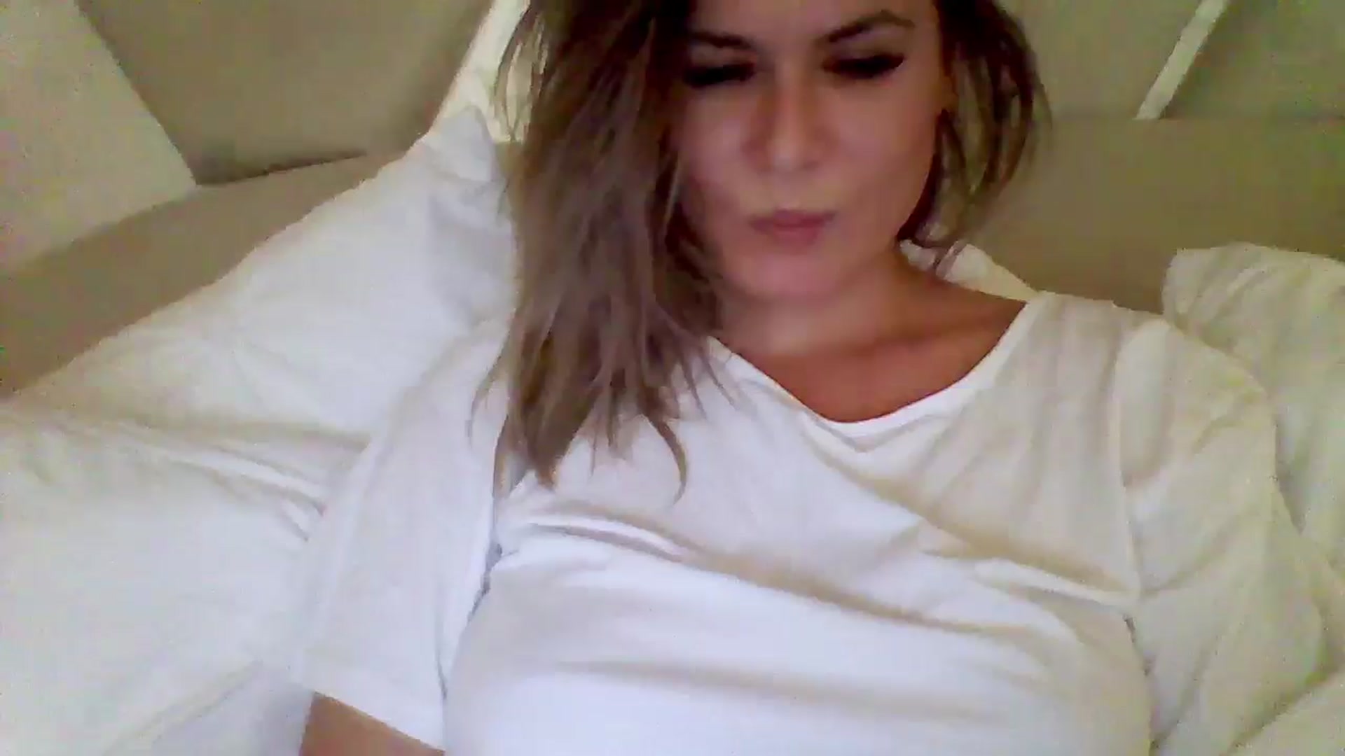 Gallery image thumbnail from Isa__'s myfreecams stream on, 09/18/2024, 03:18 image 19 of 20