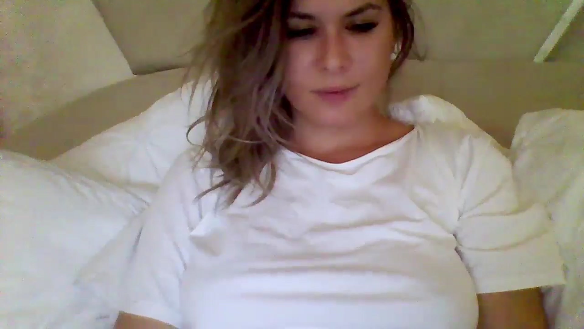 Gallery image thumbnail from Isa__'s myfreecams stream on, 09/18/2024, 03:18 image 2 of 20