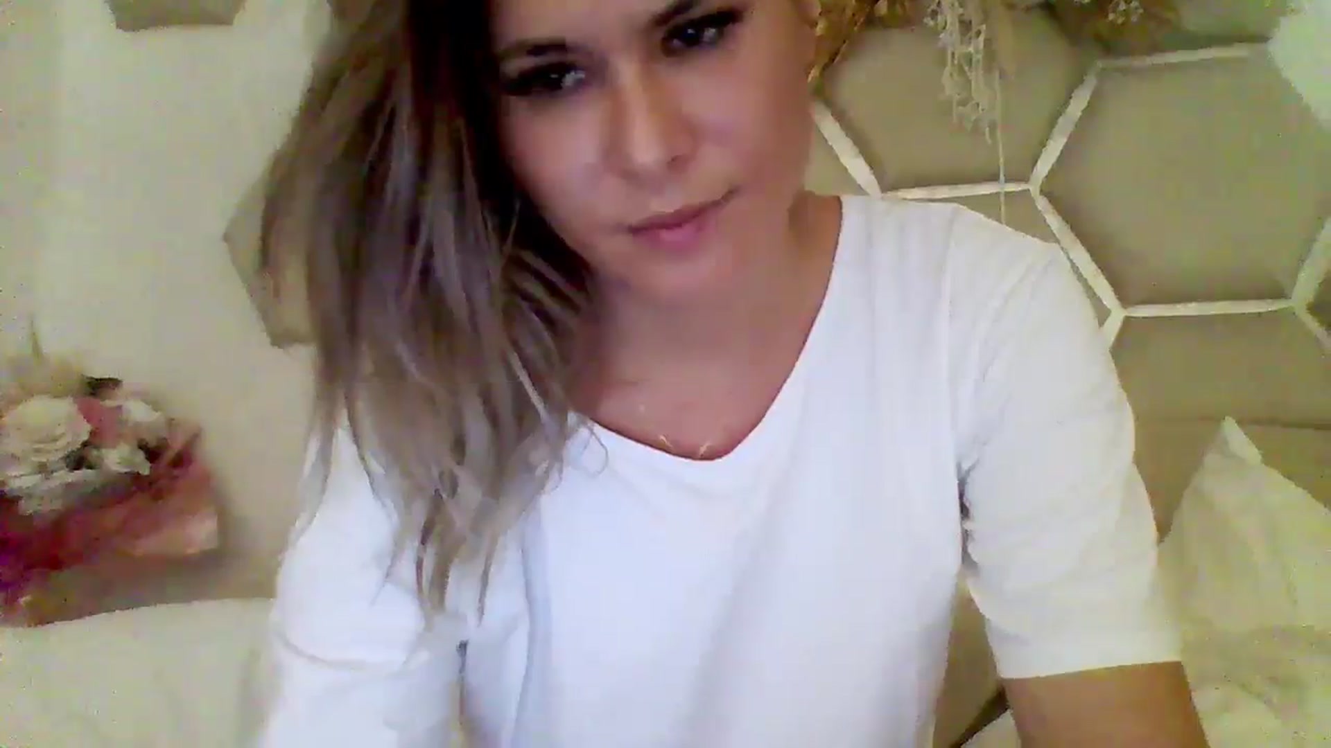 Gallery image thumbnail from Isa__'s myfreecams stream on, 09/19/2024, 17:23 image 15 of 20