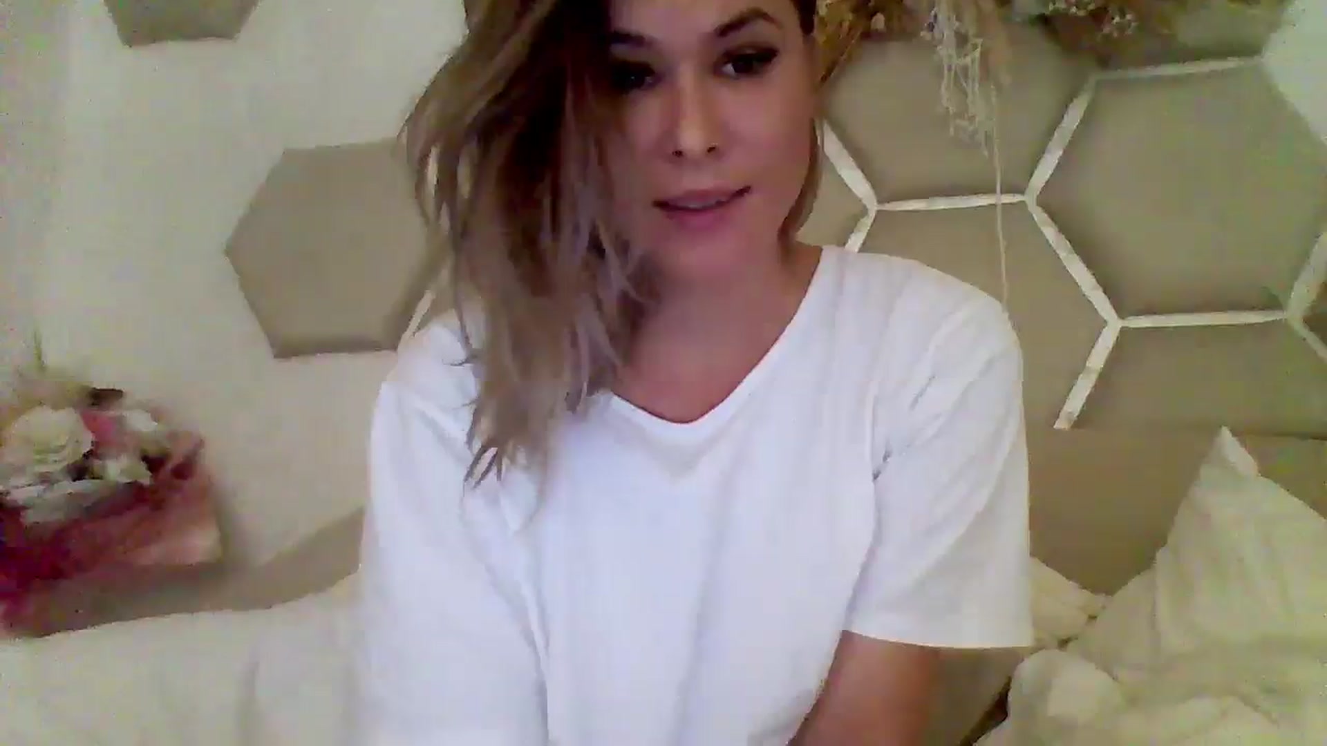 Gallery image thumbnail from Isa__'s myfreecams stream on, 09/19/2024, 17:23 image 14 of 20