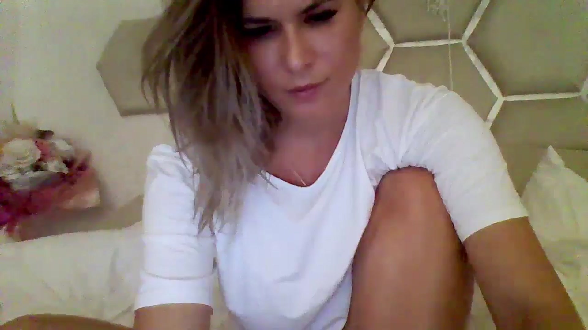 Gallery image thumbnail from Isa__'s myfreecams stream on, 09/19/2024, 17:23 image 6 of 20