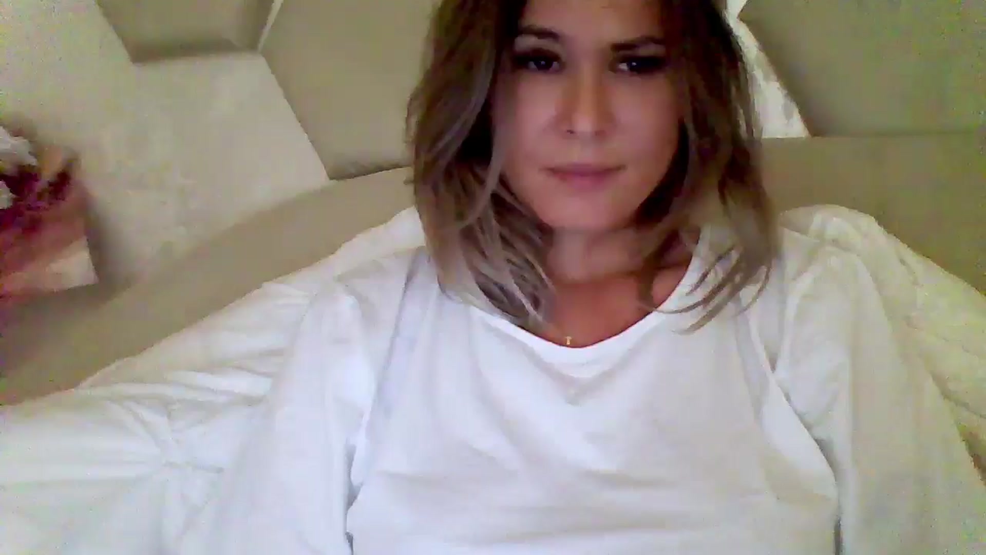 Gallery image thumbnail from Isa__'s myfreecams stream on, 09/19/2024, 18:06 image 18 of 20